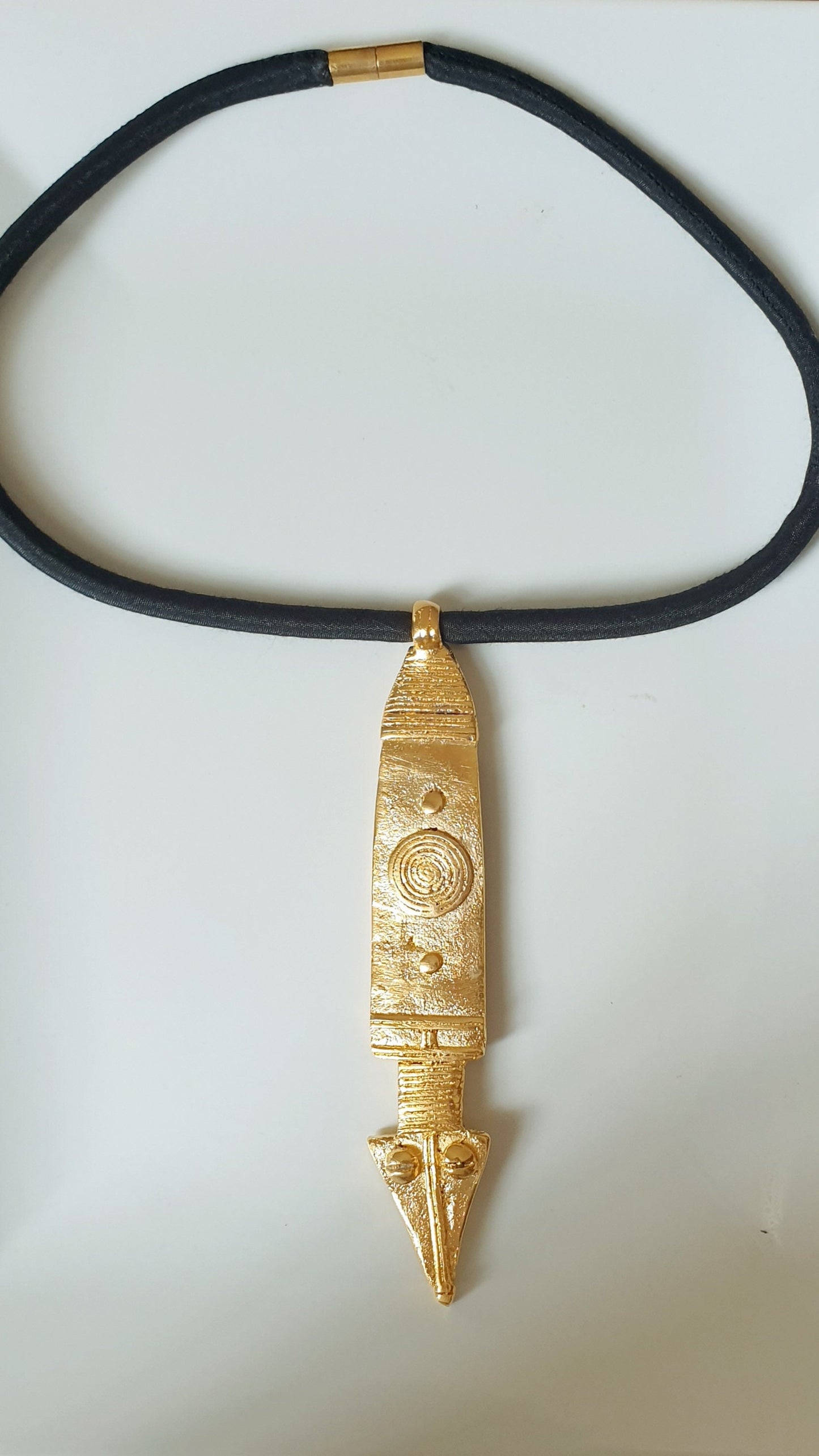 Seidenhalsband mit bronzefarbenem afrikanischen Anhänger.