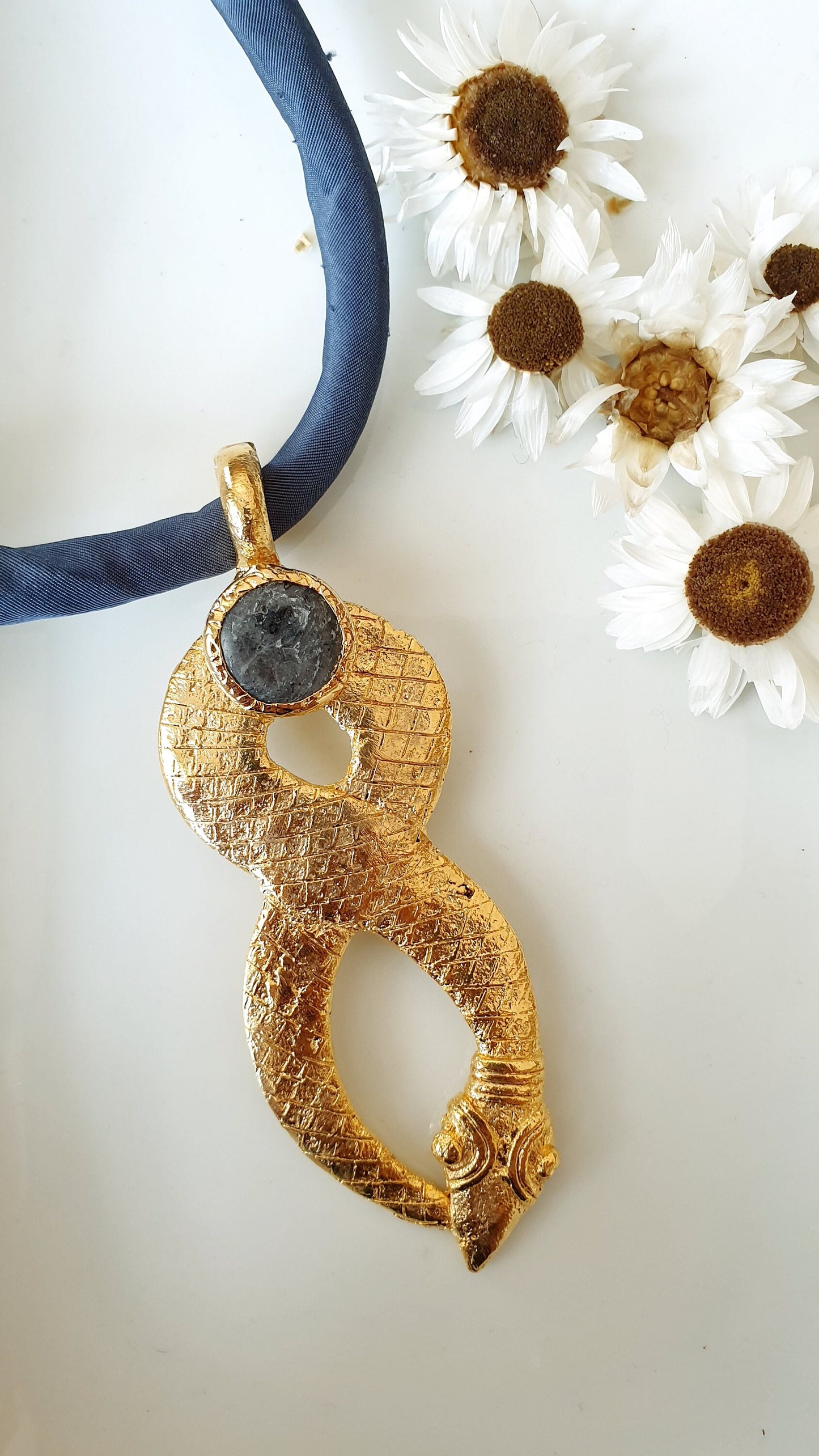 Seidenhalsband mit Bronzeanhänger.