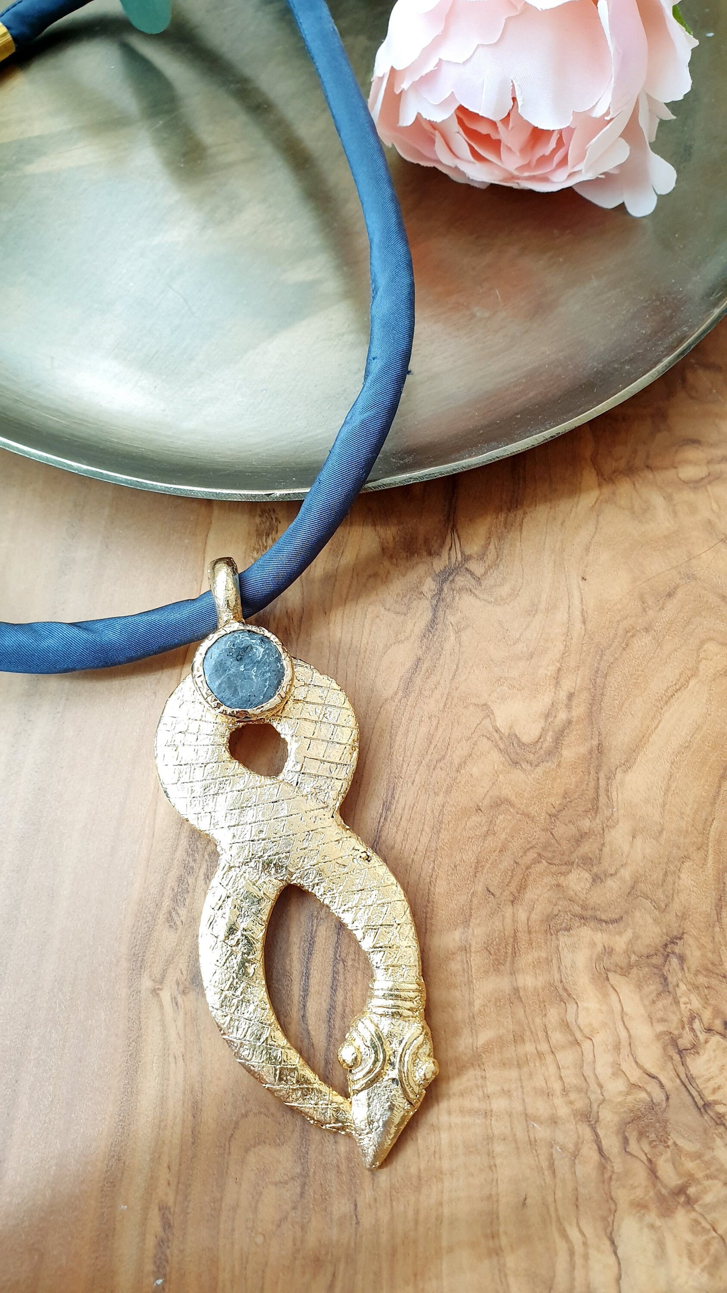 Seidenhalsband mit Bronzeanhänger.
