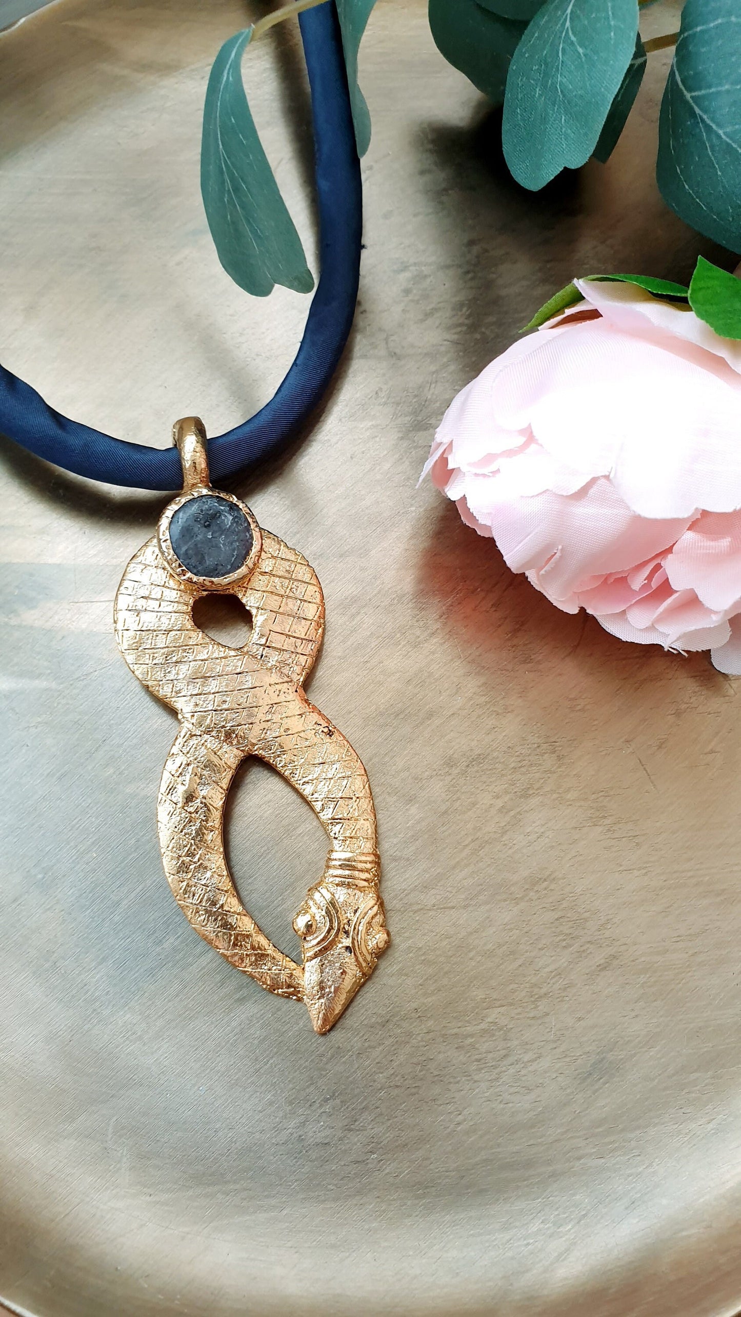 Seidenhalsband mit Bronzeanhänger.