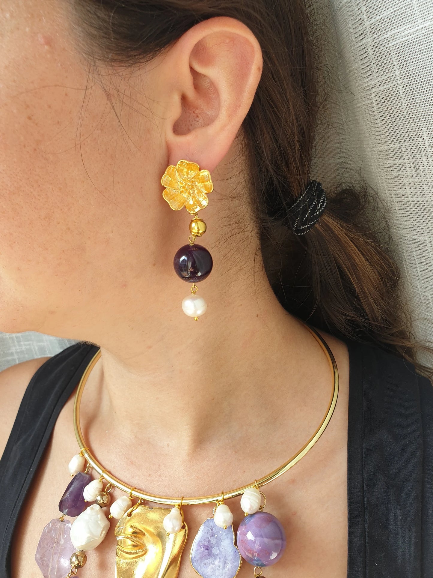 Orecchini in bronzo con pietre dure e perle.
