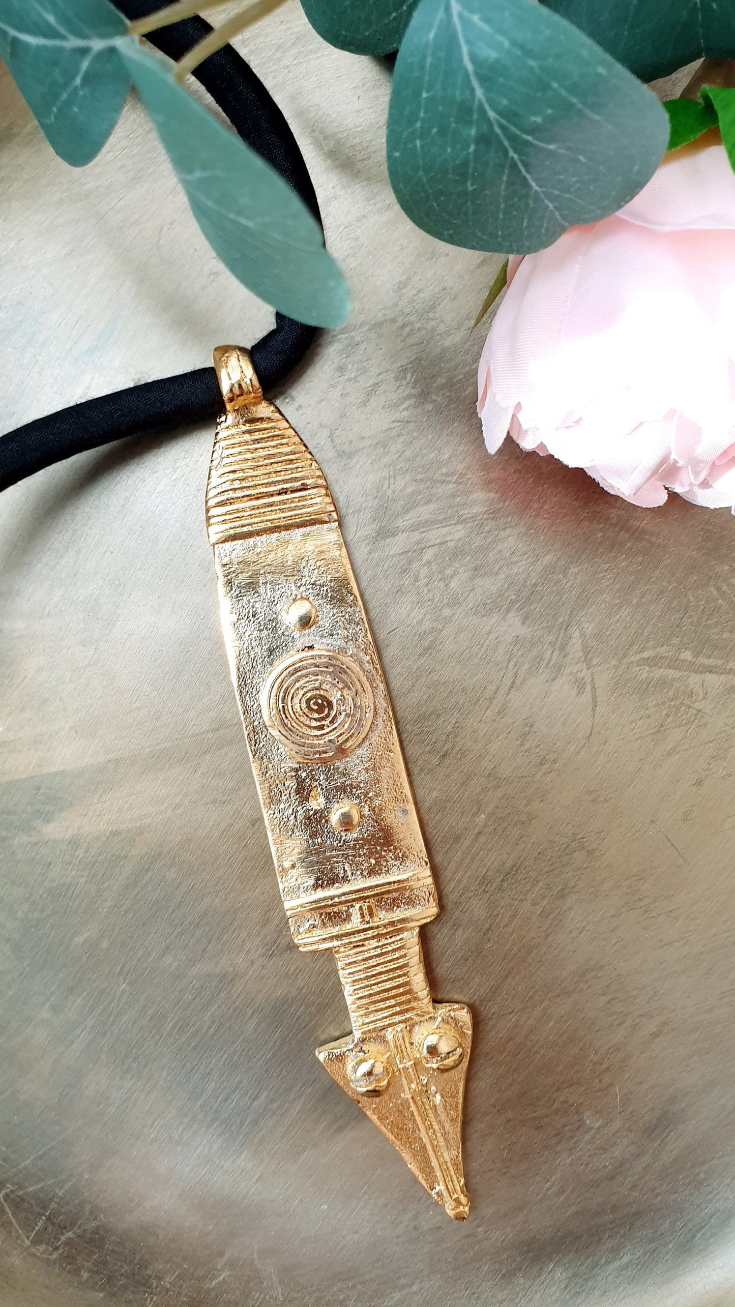 Seidenhalsband mit bronzefarbenem afrikanischen Anhänger.