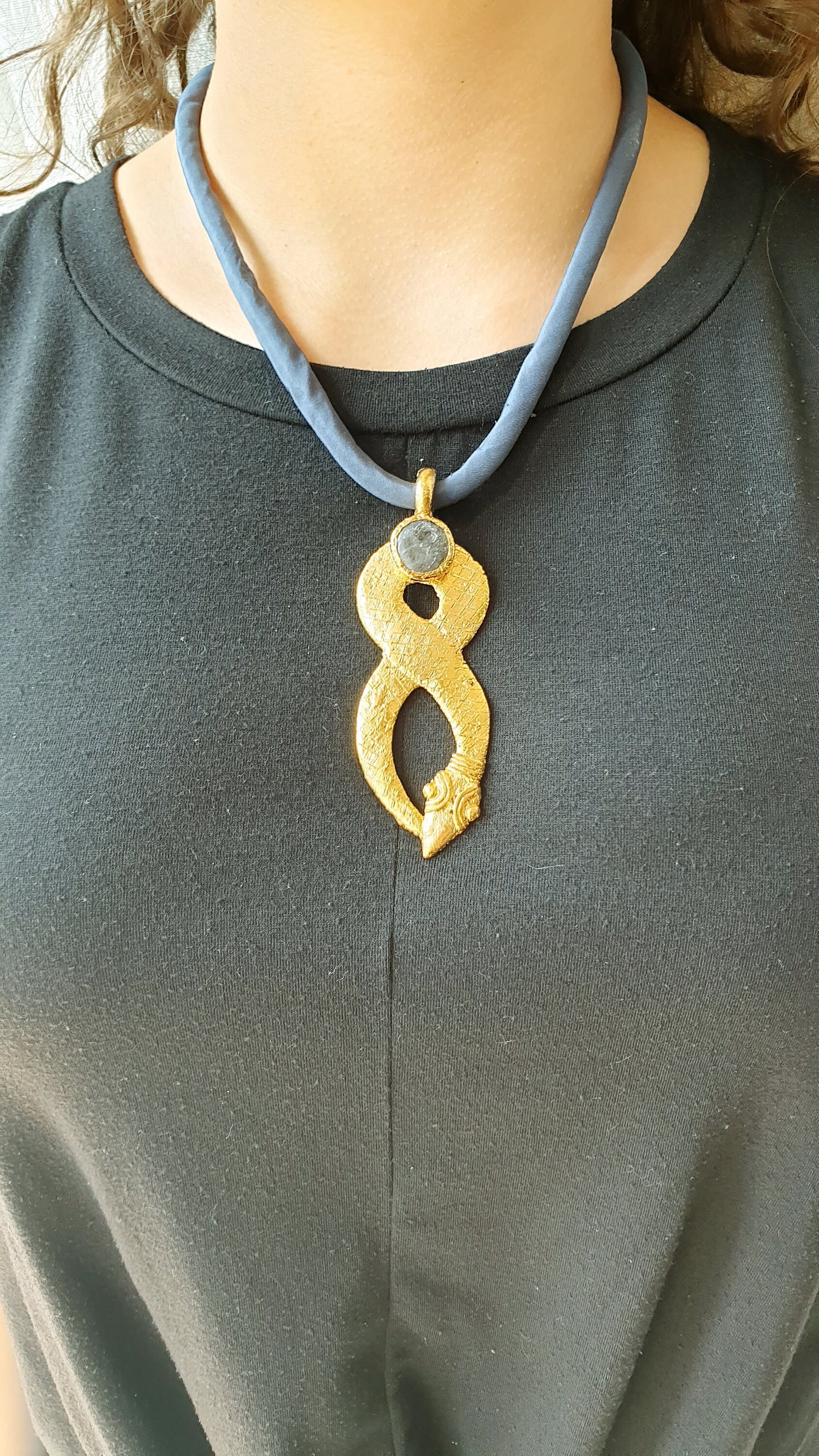 Seidenhalsband mit Bronzeanhänger.