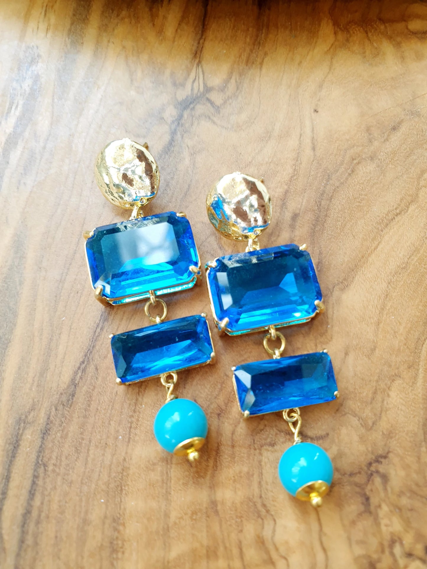 Orecchini in ottone con cristalli.