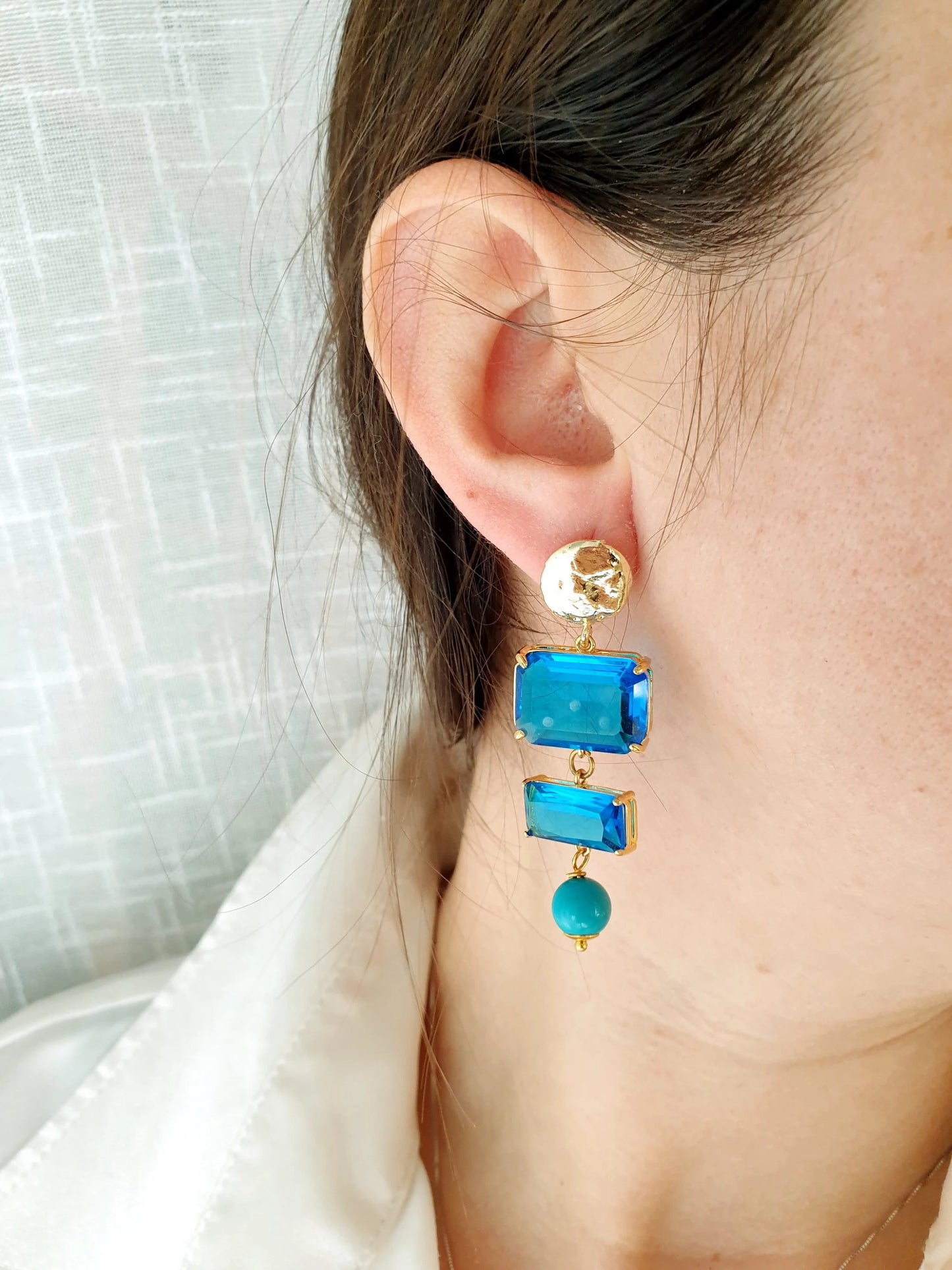 Orecchini in ottone con cristalli.