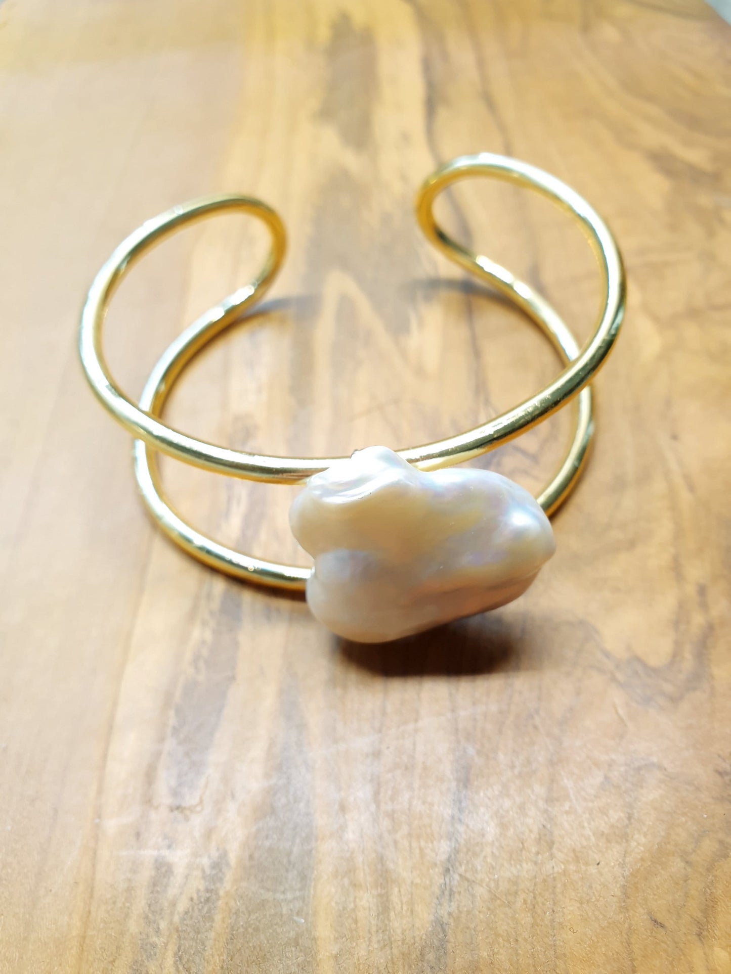 Bracciale in ottone con perla barocca.