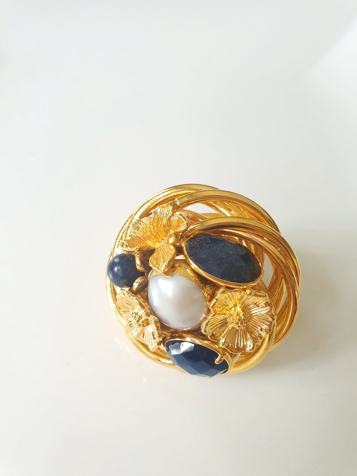 Importante anello placcato oro con perla e agate.