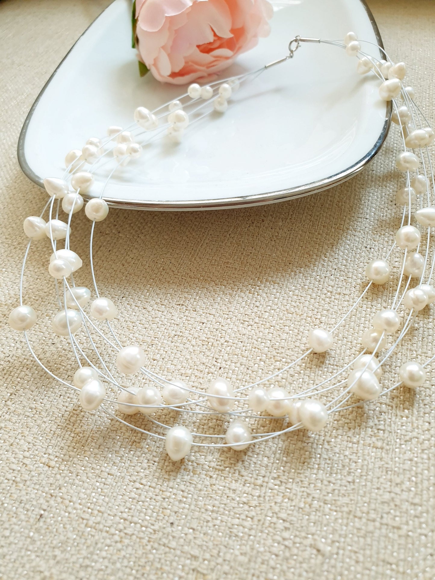 Mehrreihiges Halsband mit Süßwasserperlen.