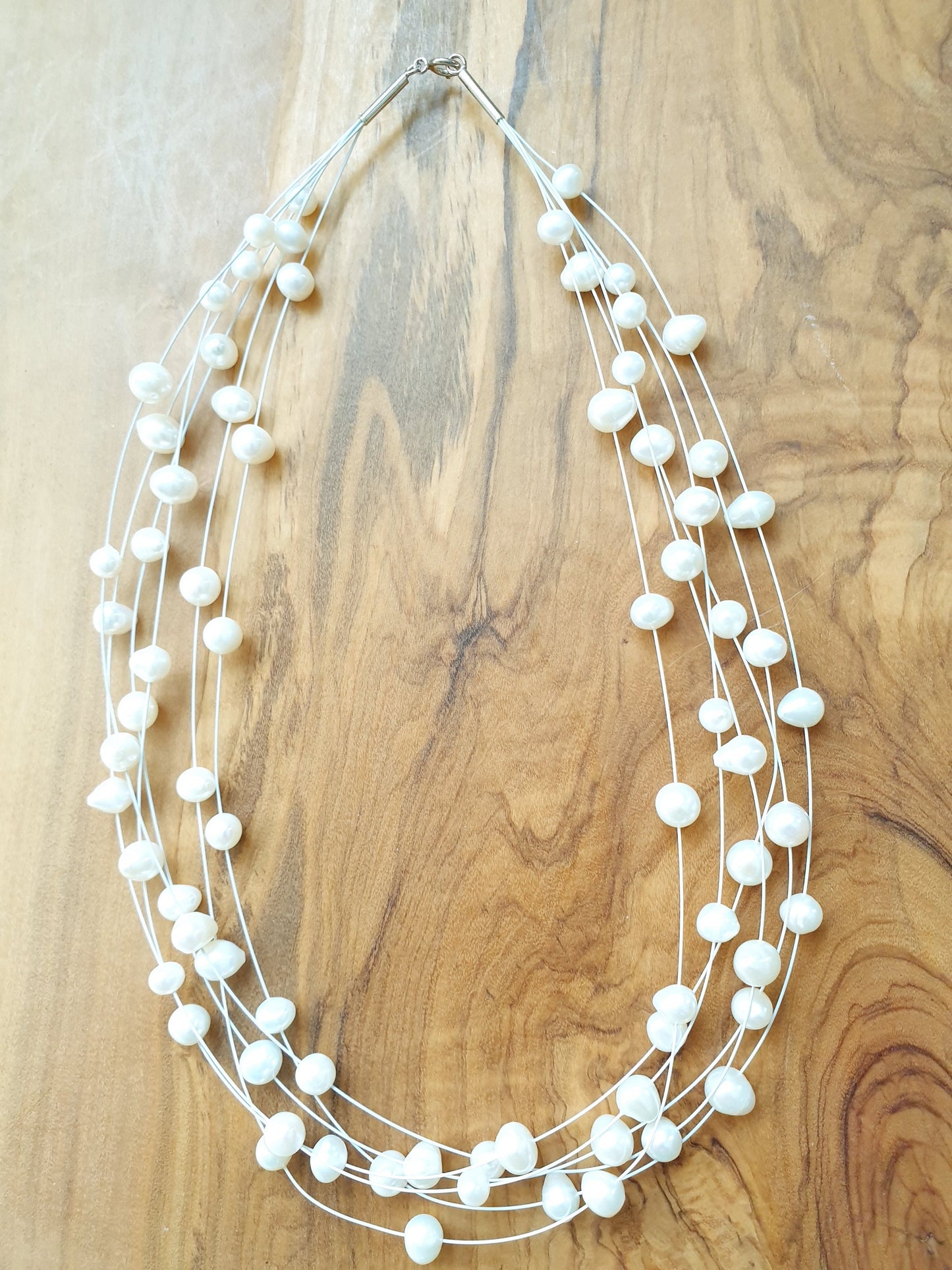 Mehrreihiges Halsband mit Süßwasserperlen.
