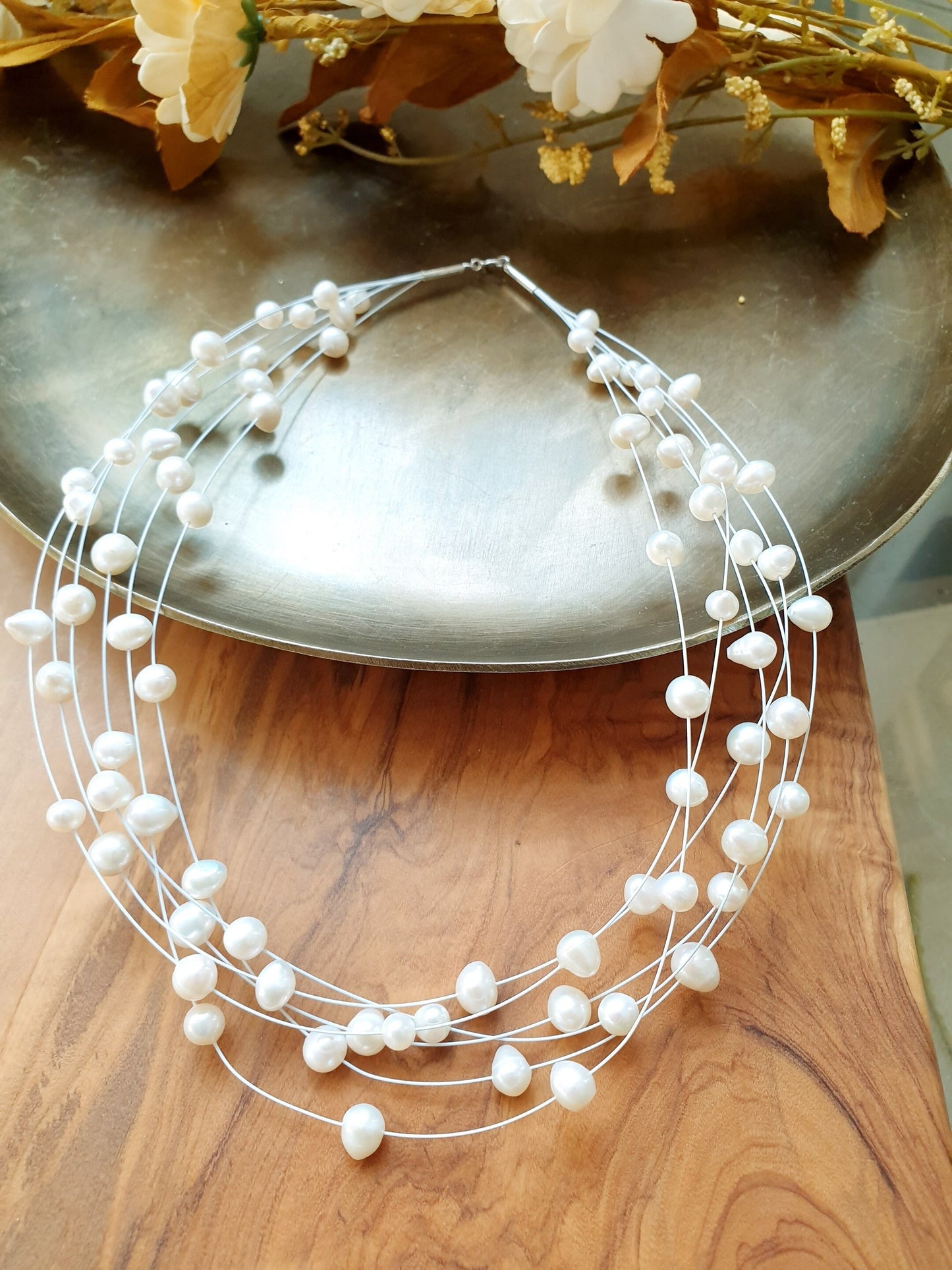 Mehrreihiges Halsband mit Süßwasserperlen.