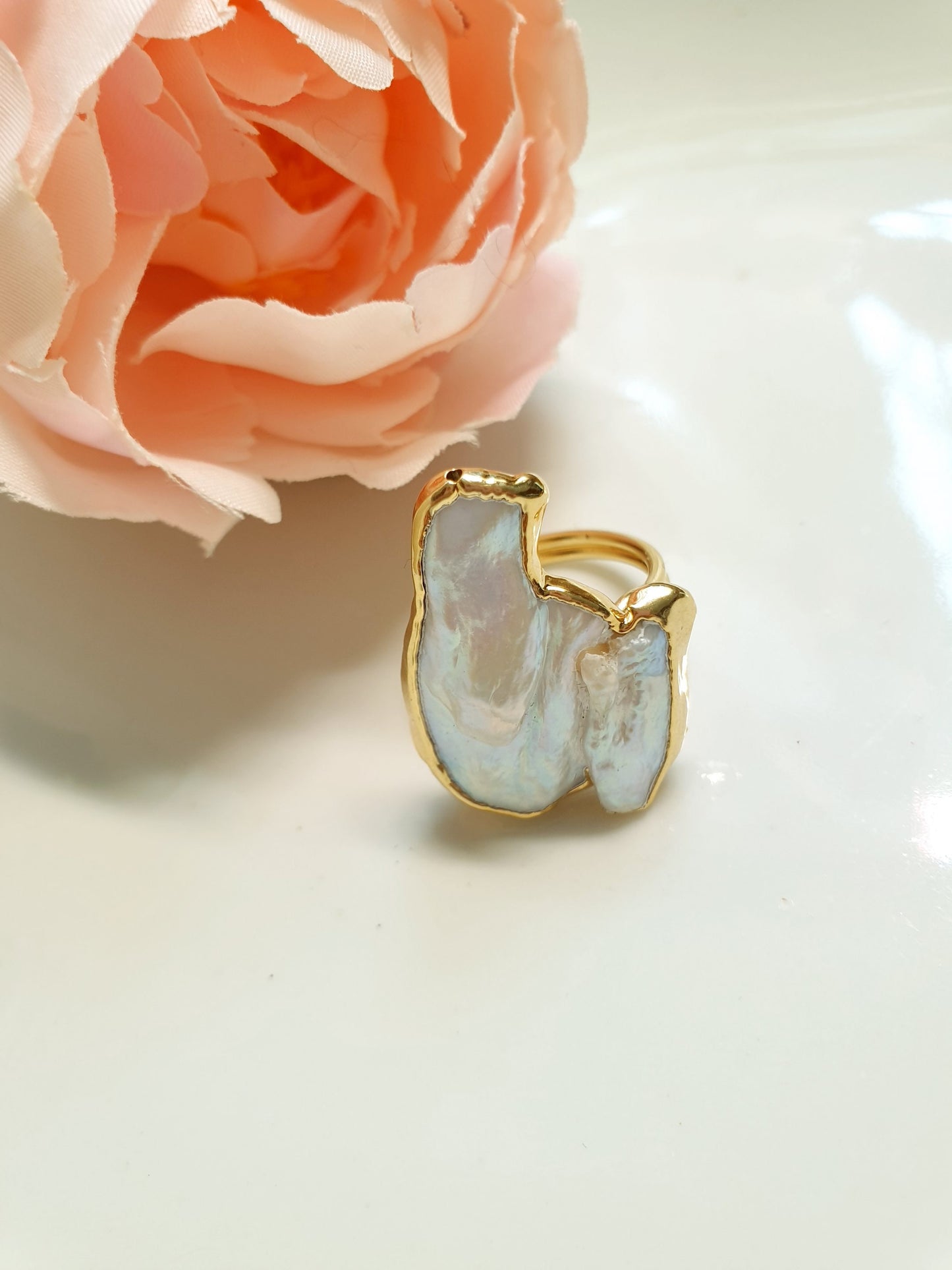 Anello in ottone con perla irregolare.