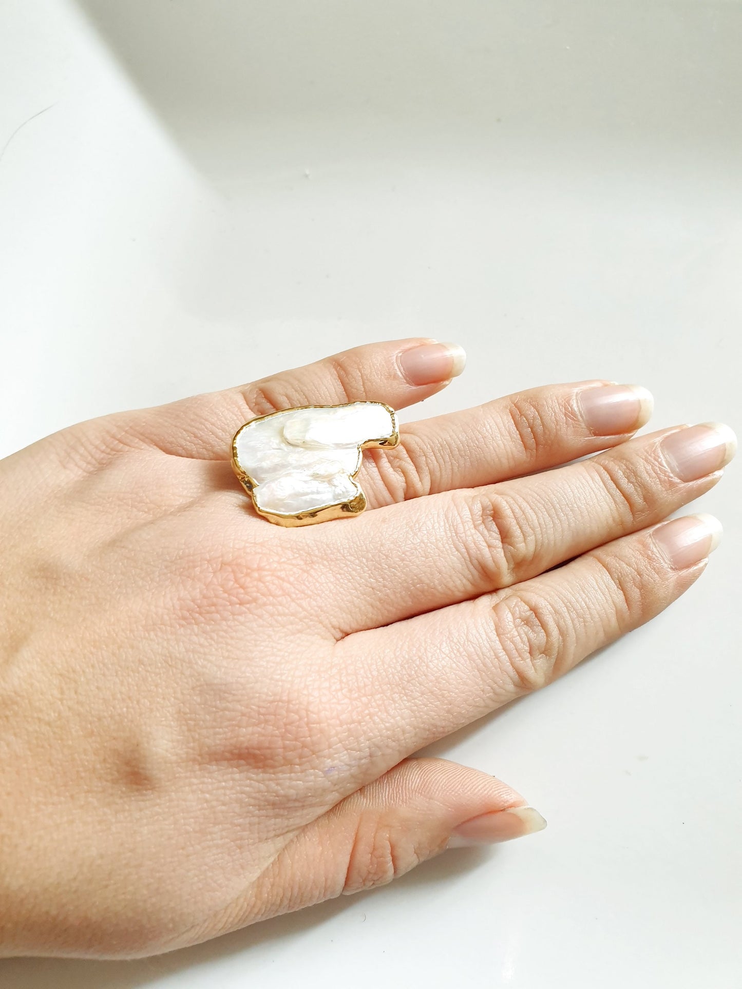 Anello in ottone con perla irregolare.