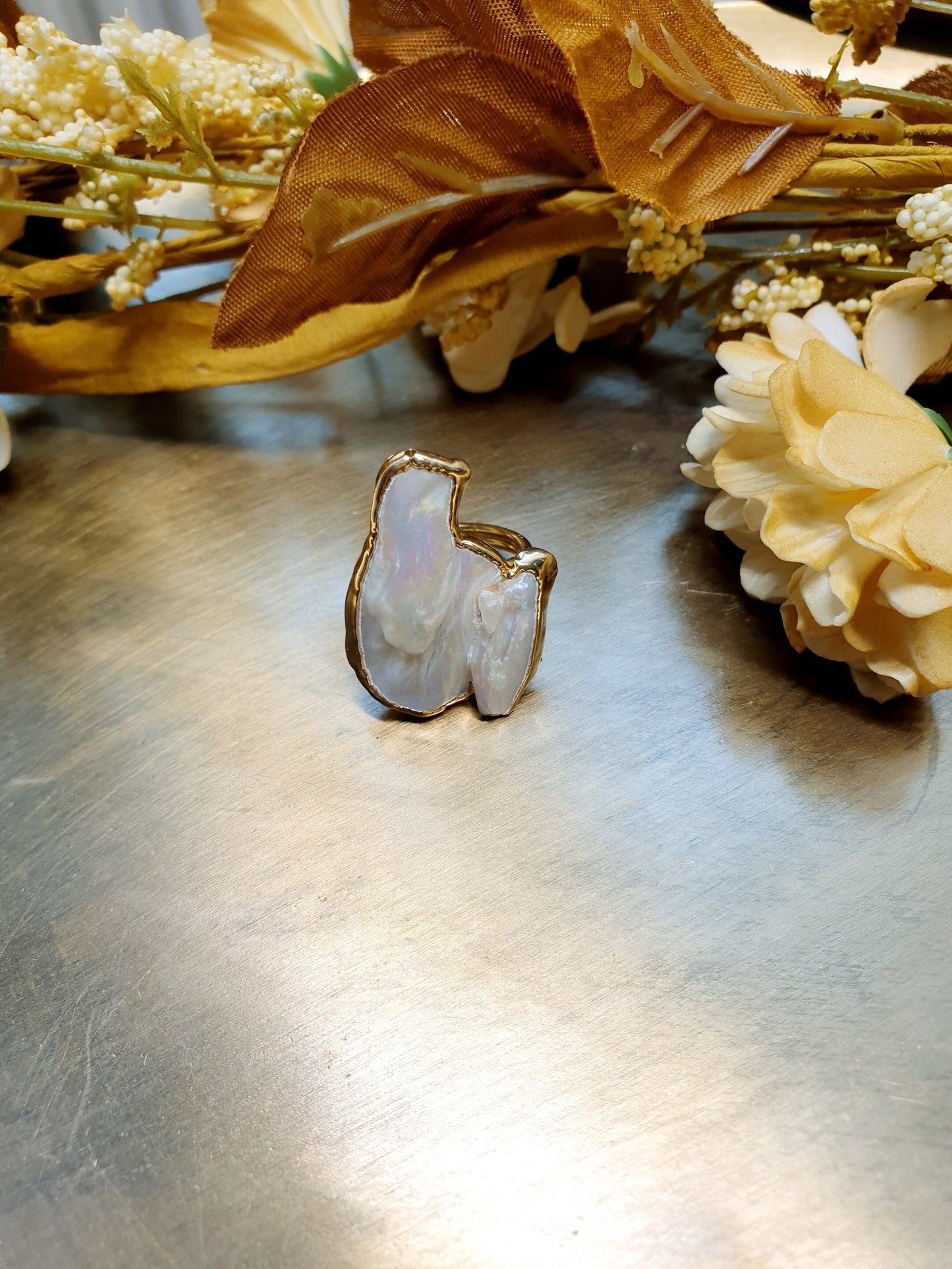 Anello in ottone con perla irregolare.