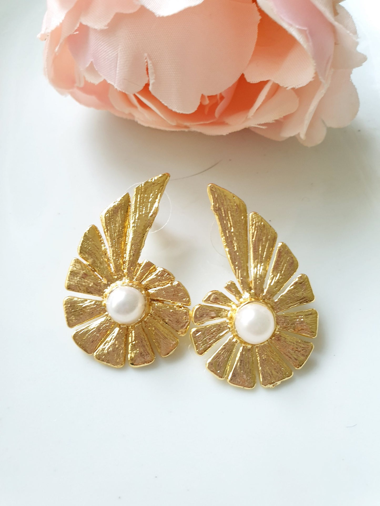 Orecchini in ottone con perle.