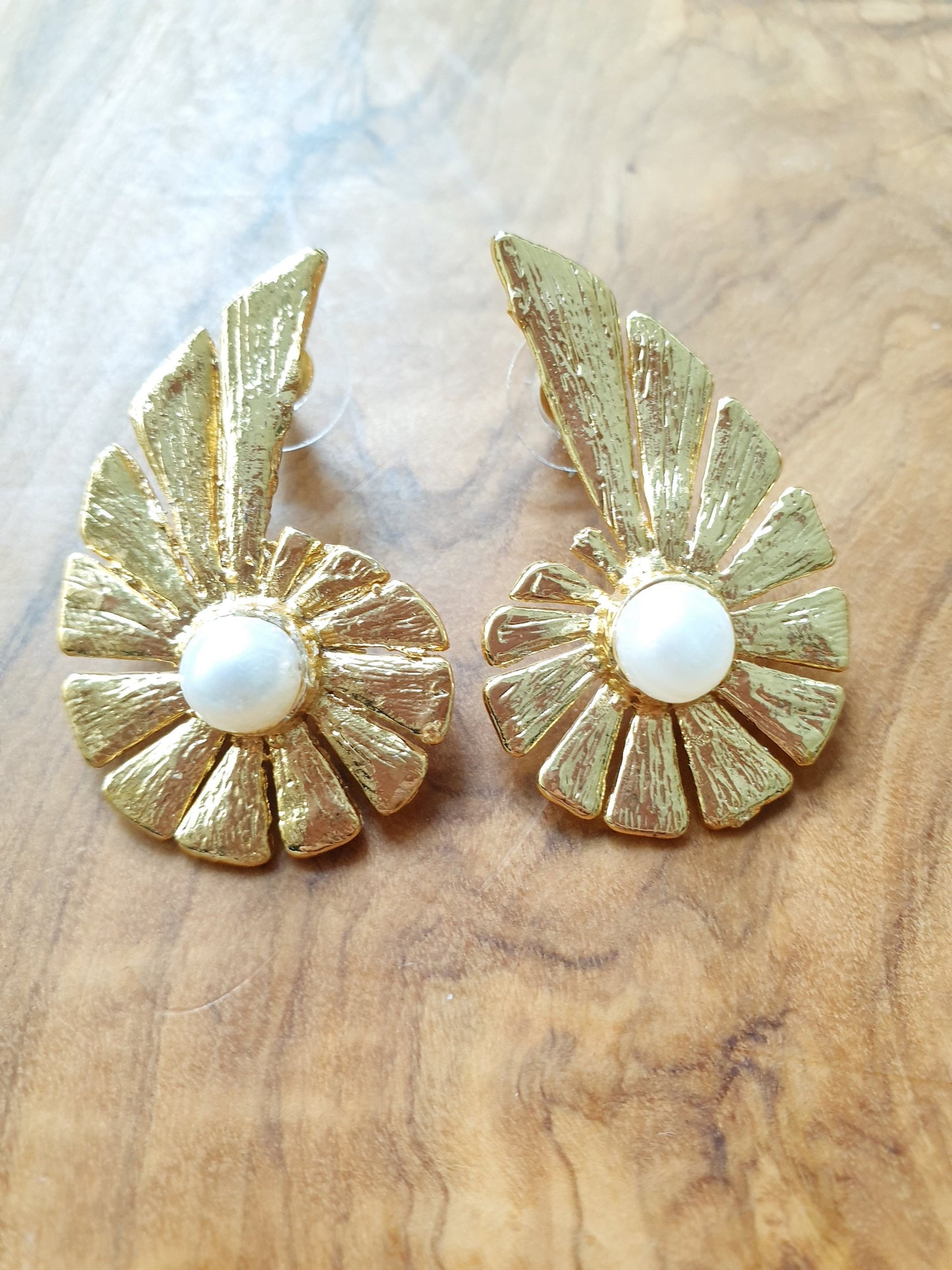 Orecchini in ottone con perle.
