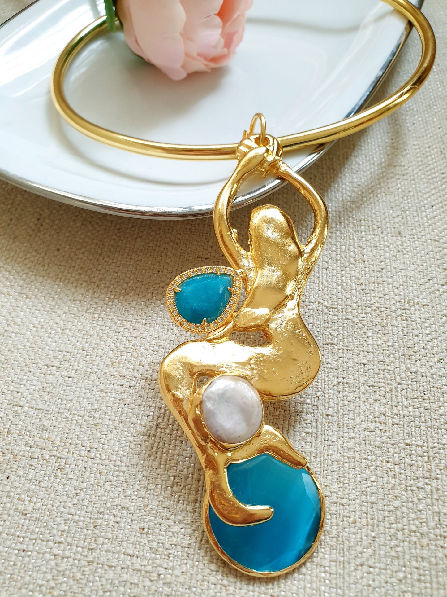 Girocollo in seta con sirena e pietre dure.