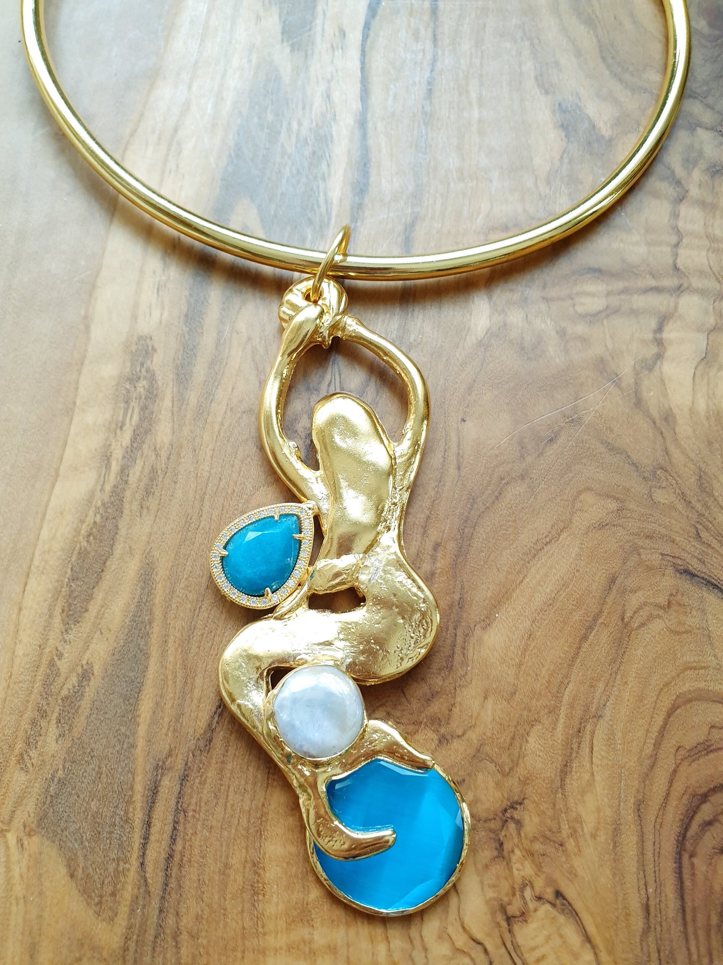 Girocollo in seta con sirena e pietre dure.