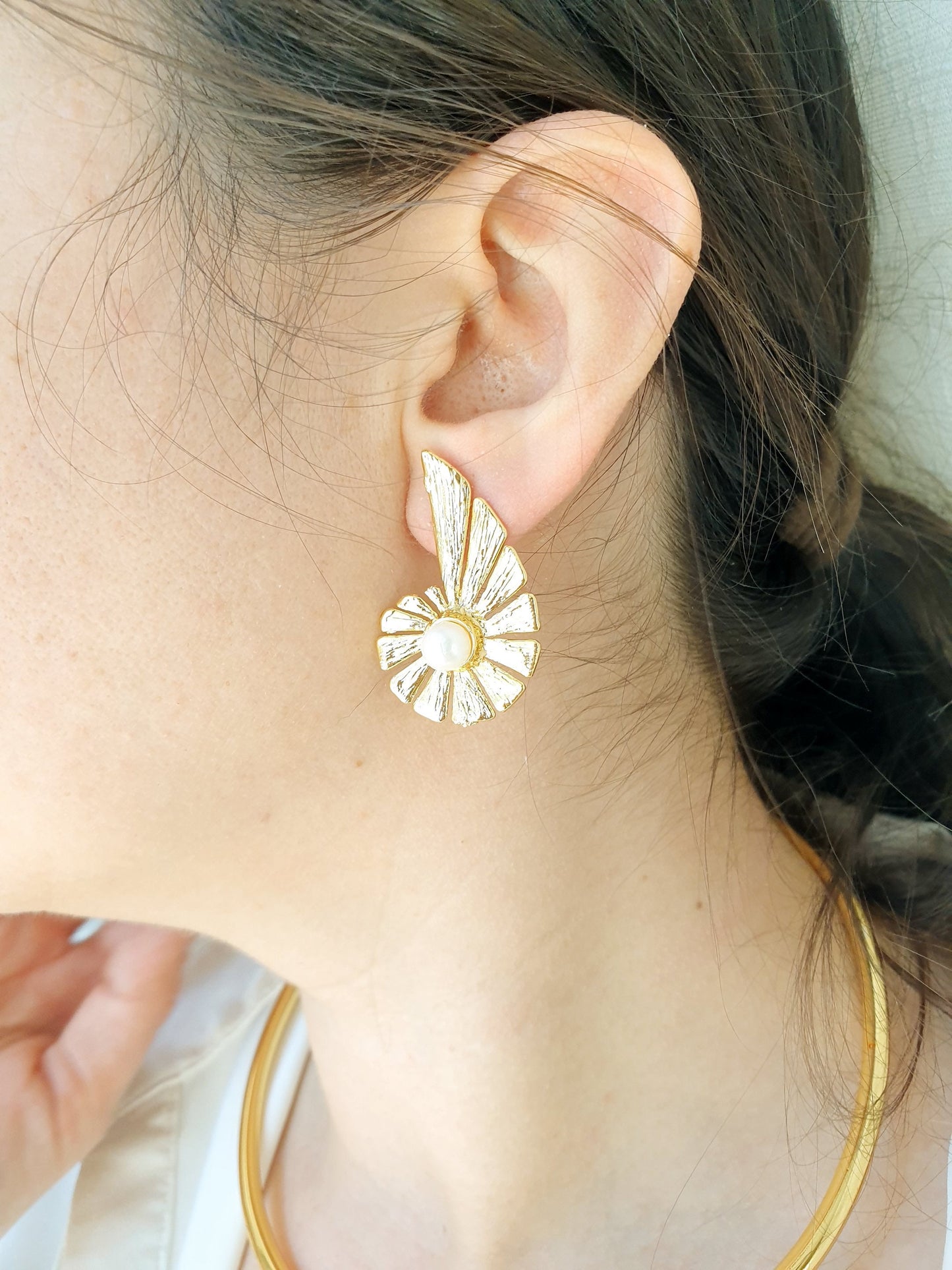 Orecchini in ottone con perle.