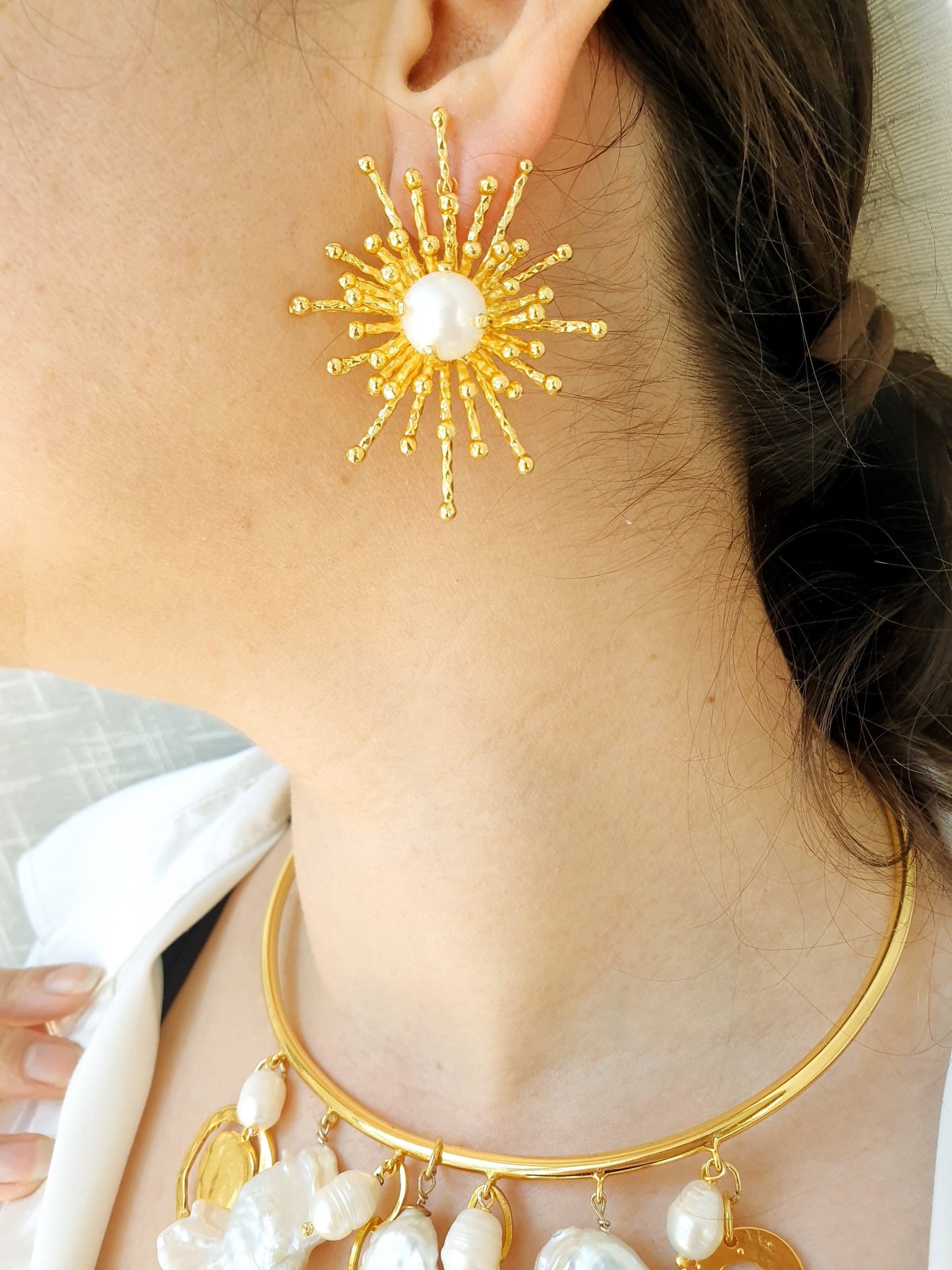 Grandi orecchini in ottone con perle.