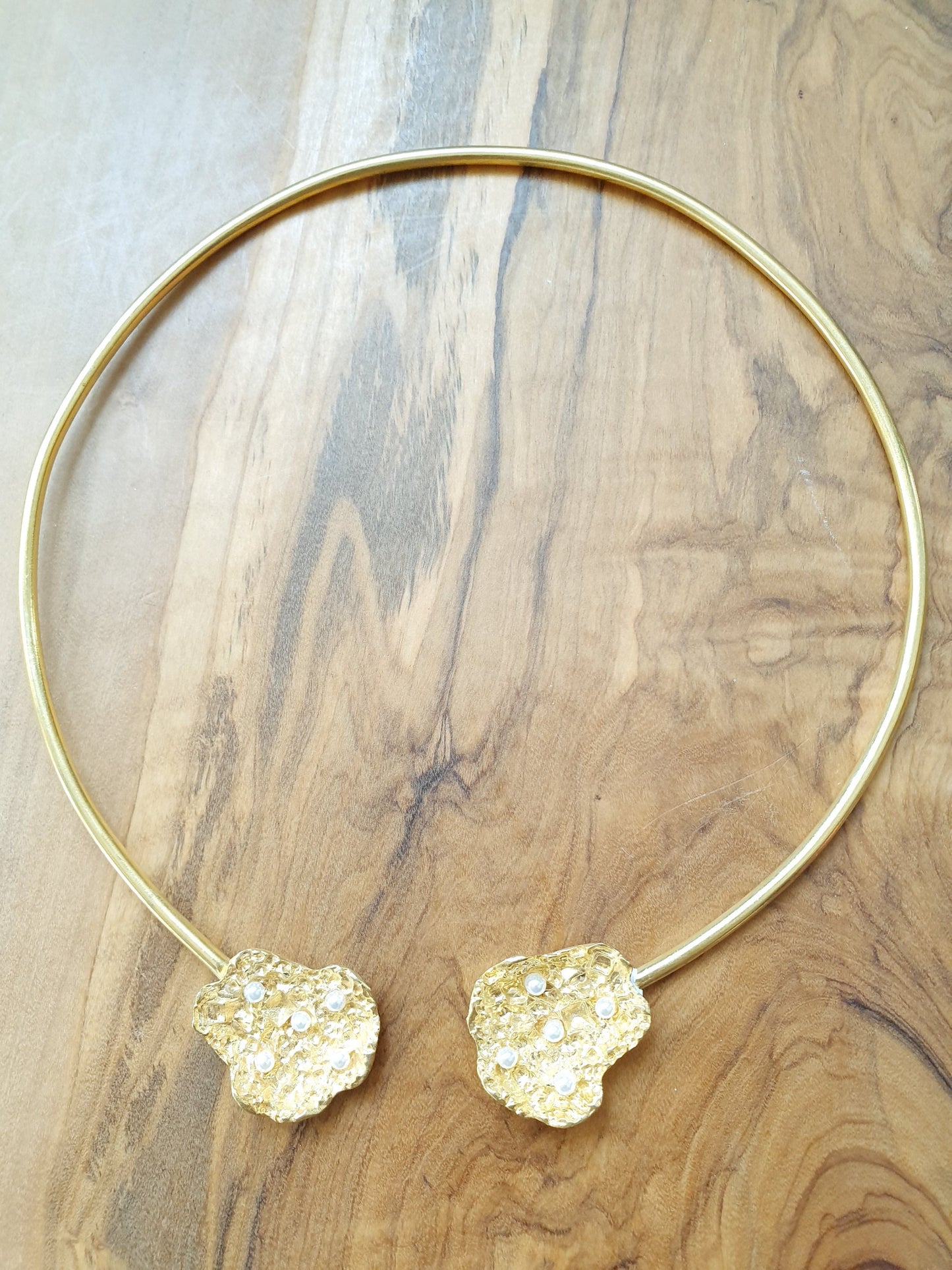 Halsband aus Messing mit Motiven und Perlen.