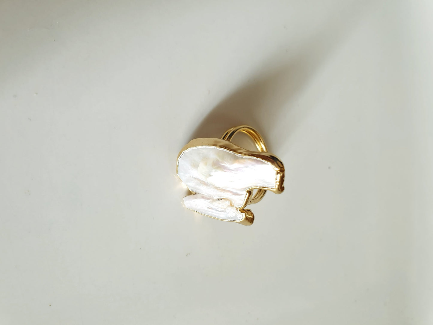 Anello in ottone con perla irregolare.
