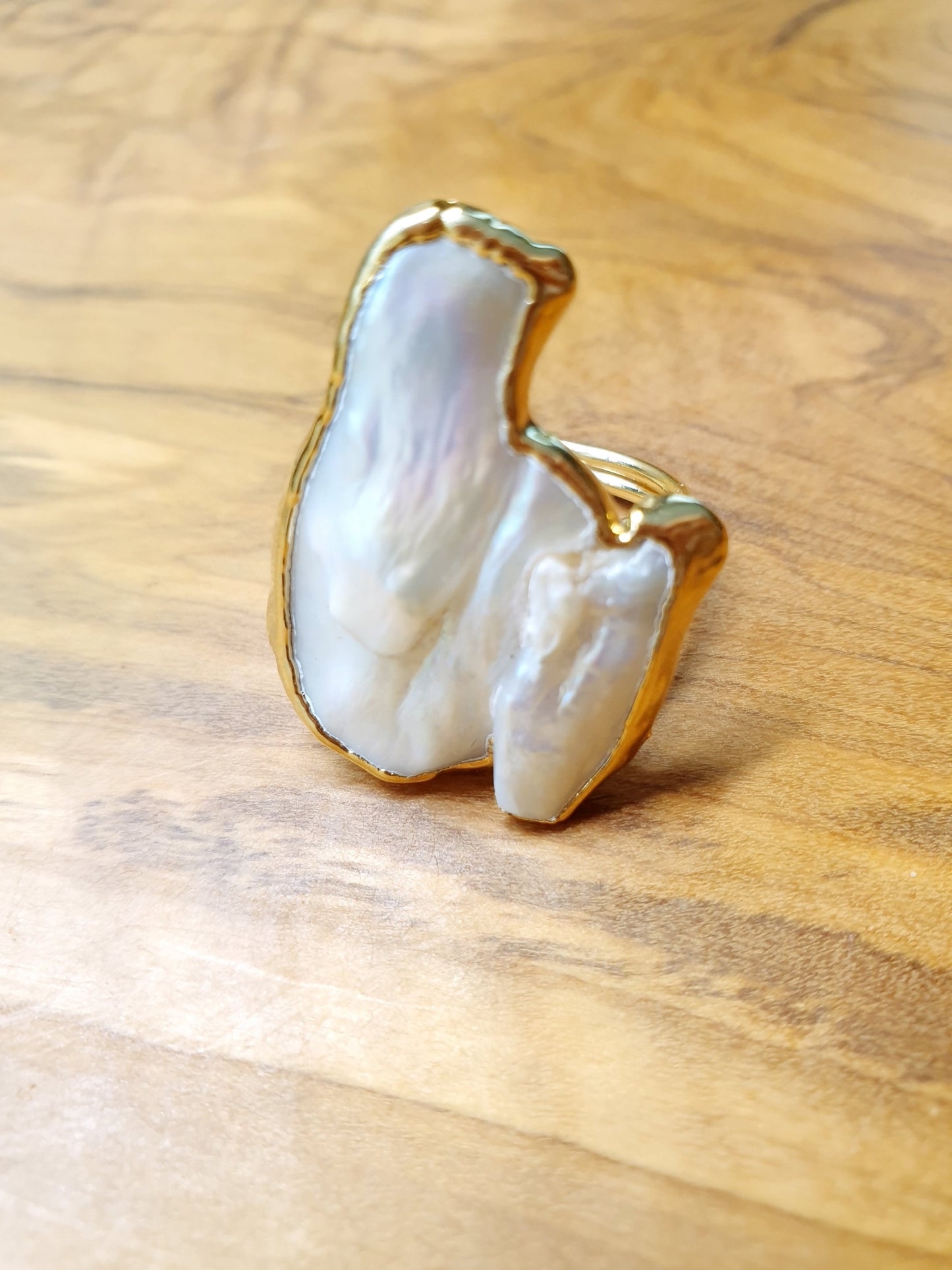 Anello in ottone con perla irregolare.