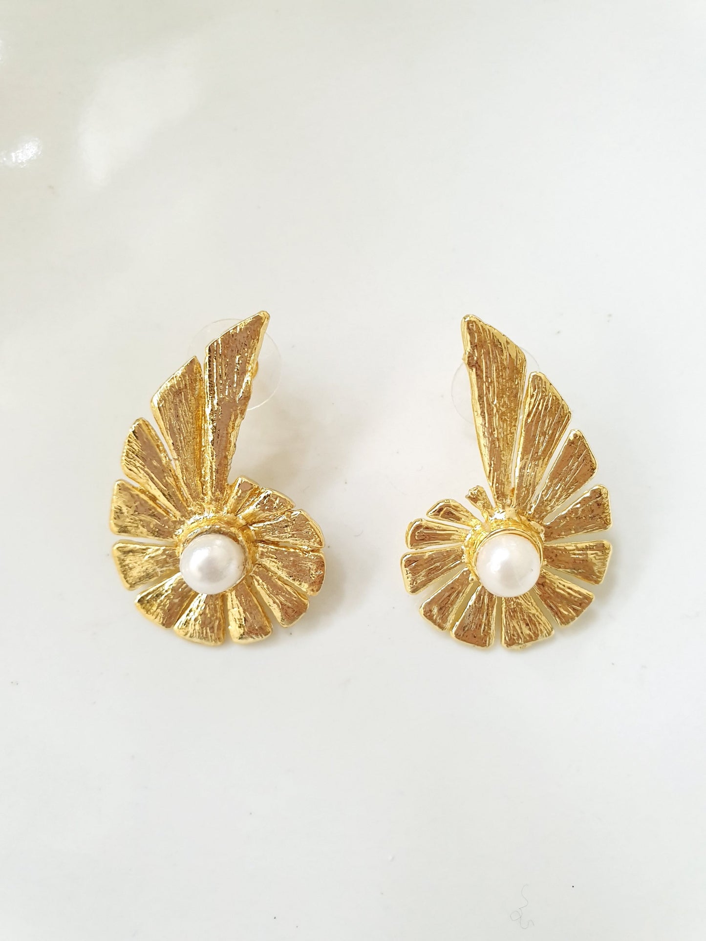 Orecchini in ottone con perle.