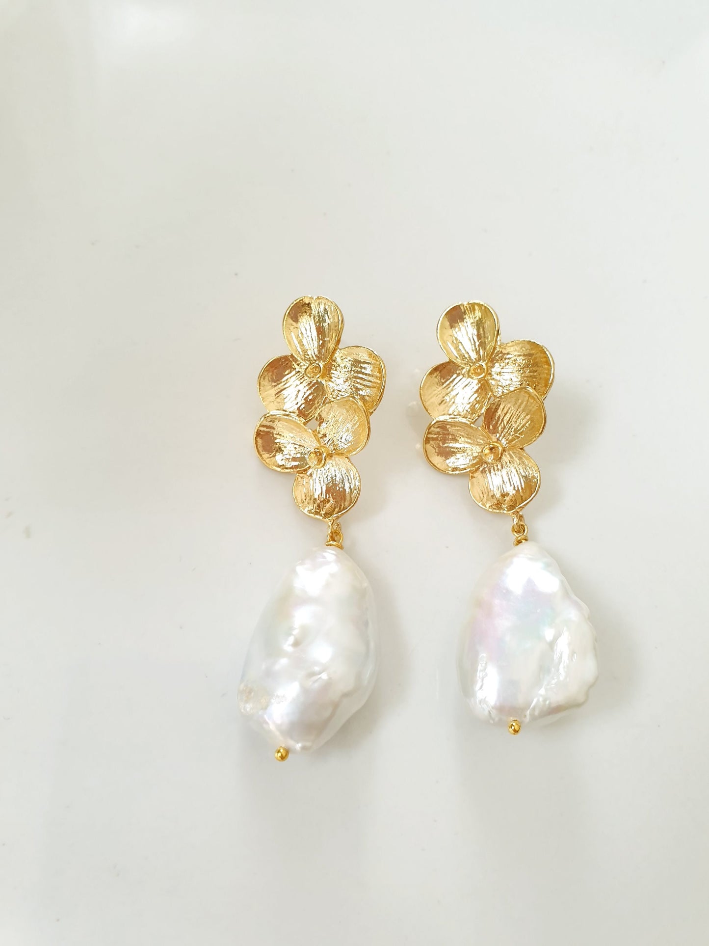 Grandi orecchini in ottone con perle piatte.