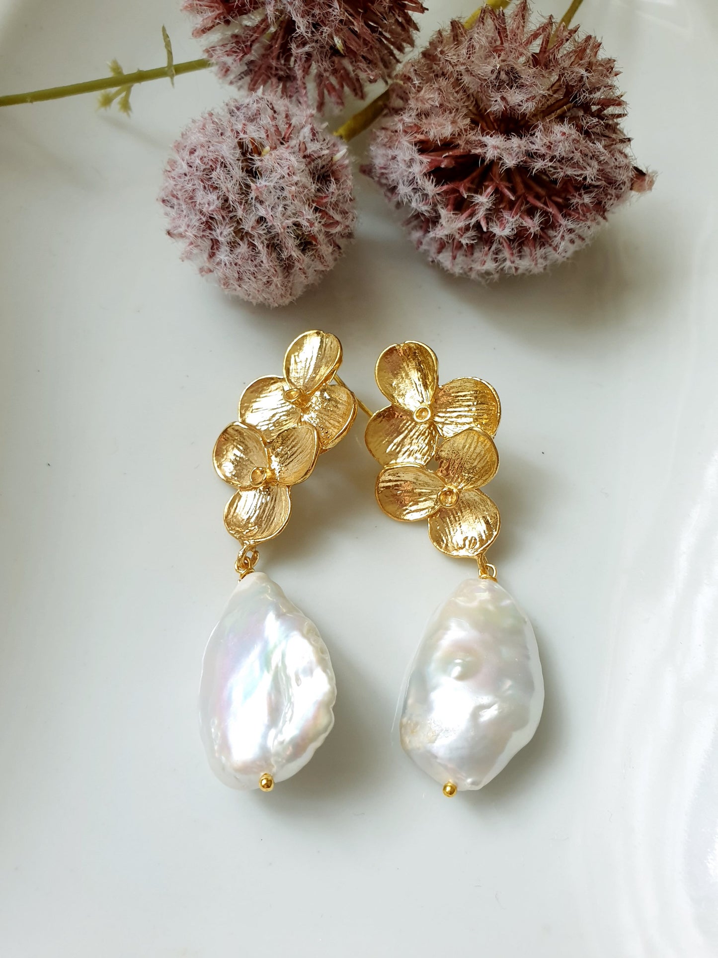 Grandi orecchini in ottone con perle piatte.