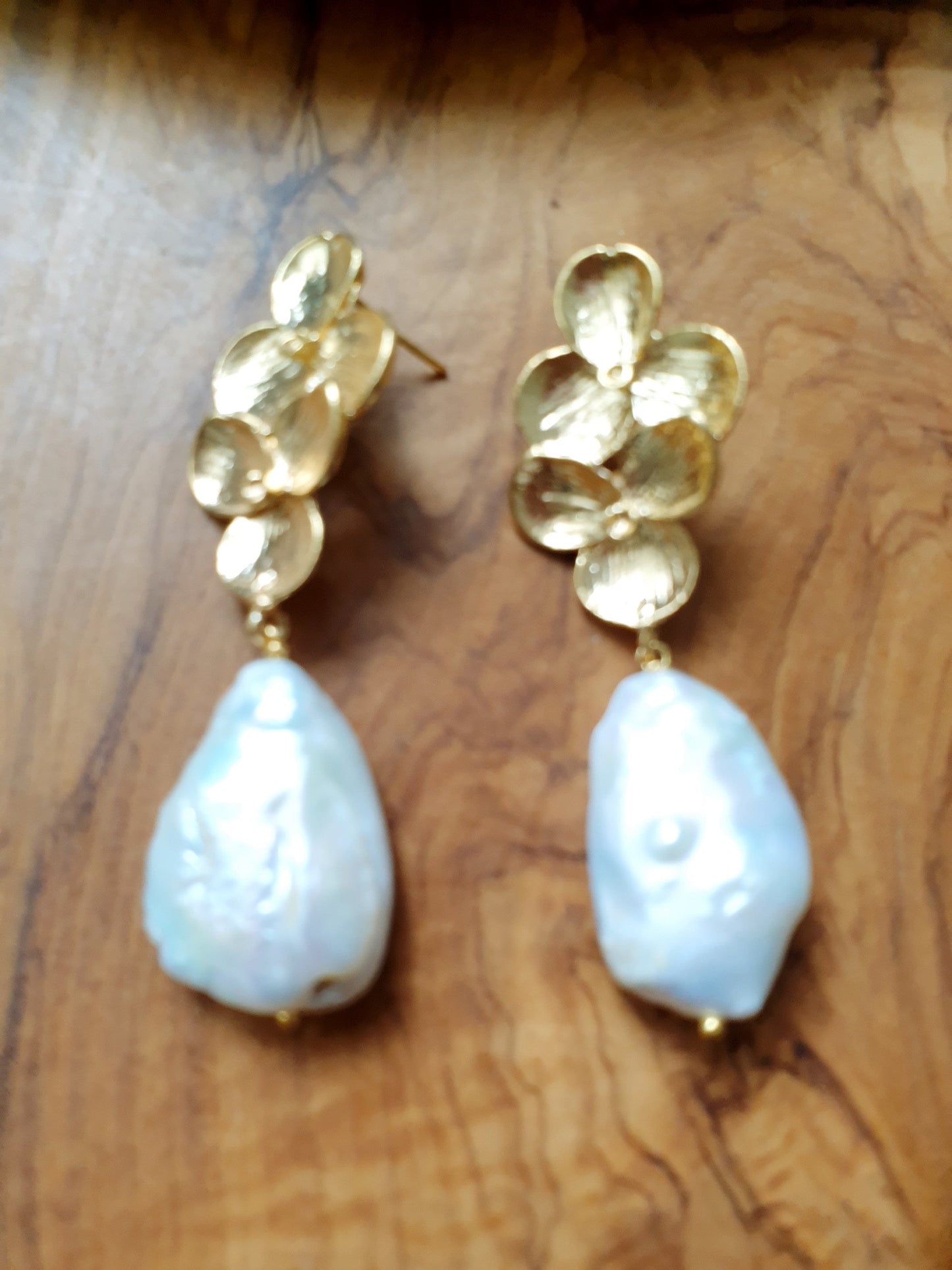 Grandi orecchini in ottone con perle piatte.