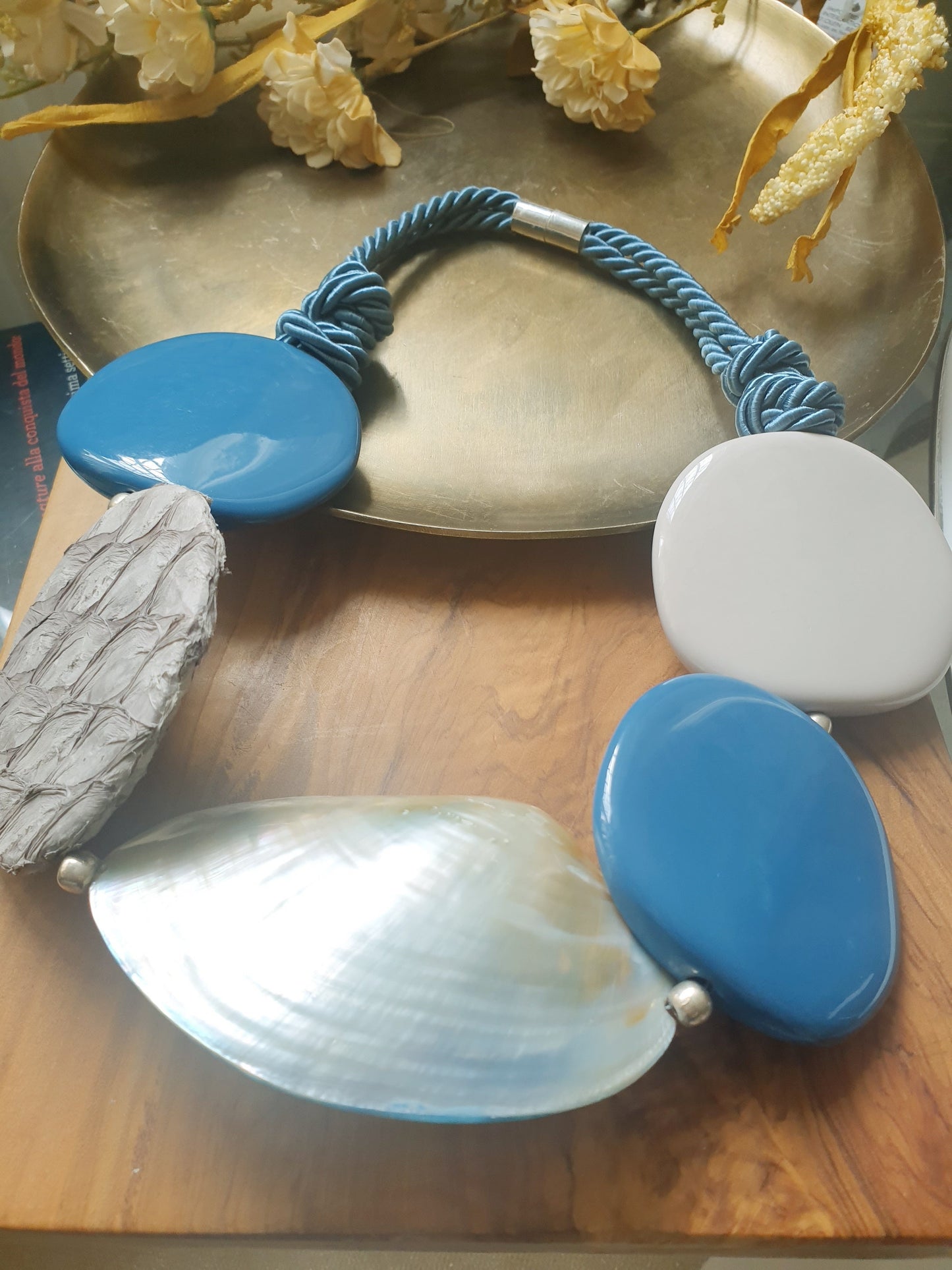 Important choker in silk threads with shell and resins.