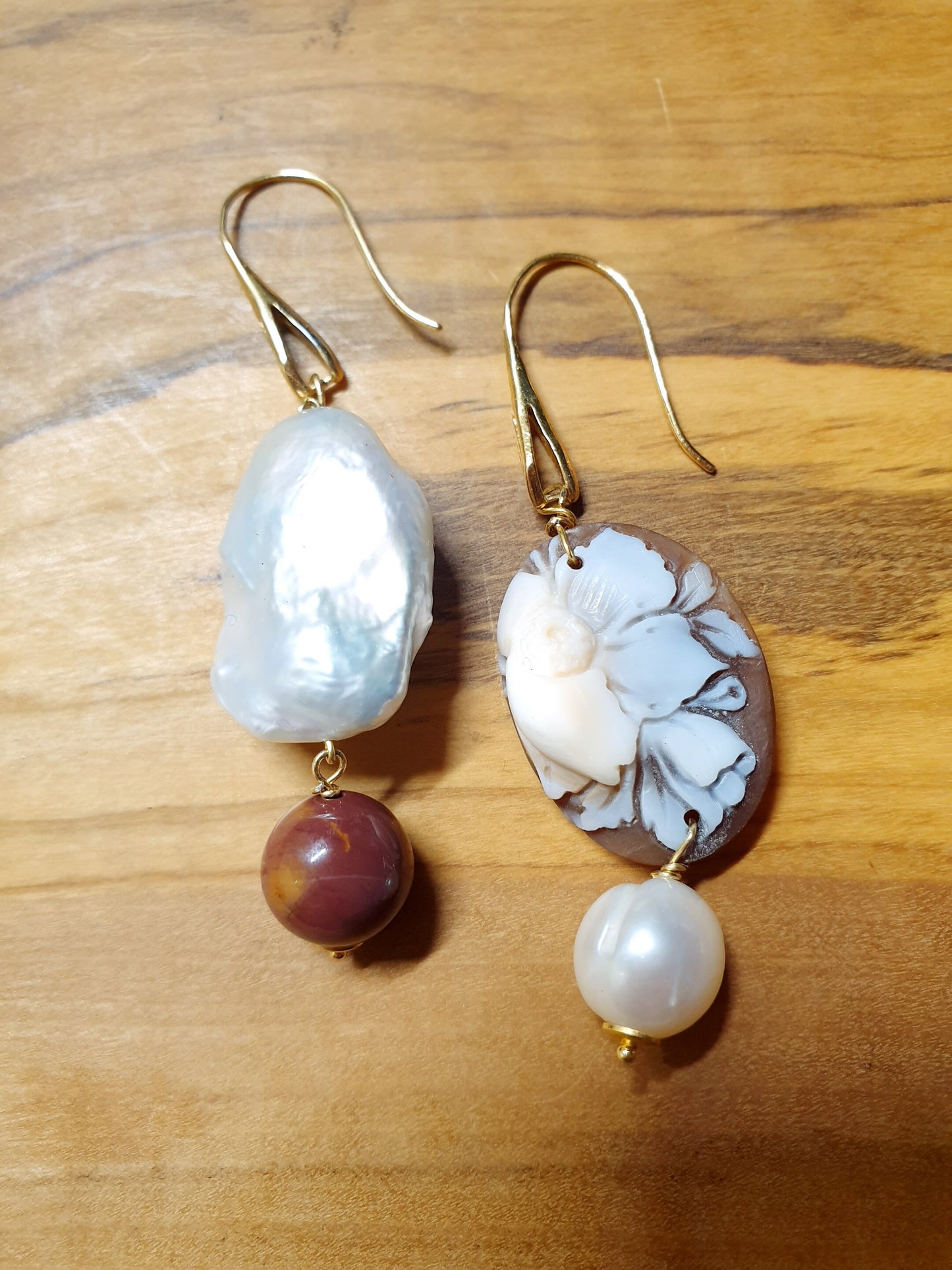 Orecchini in argento con cammeo, perla barocca, mokaite.