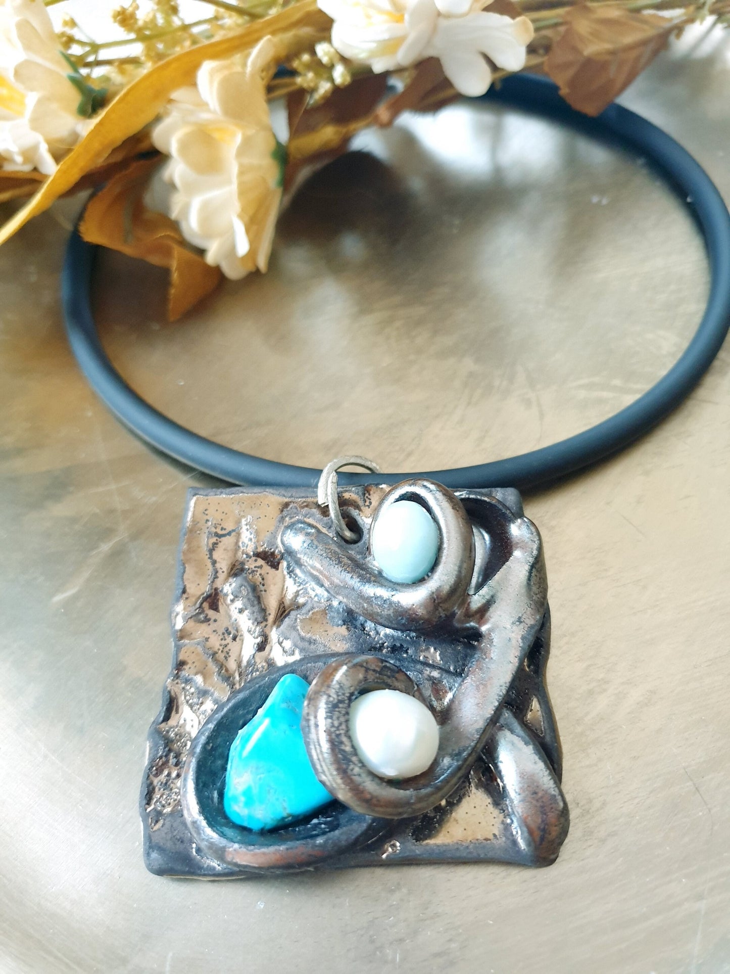 Halskette aus Raku-Keramik mit Halbedelsteinen.