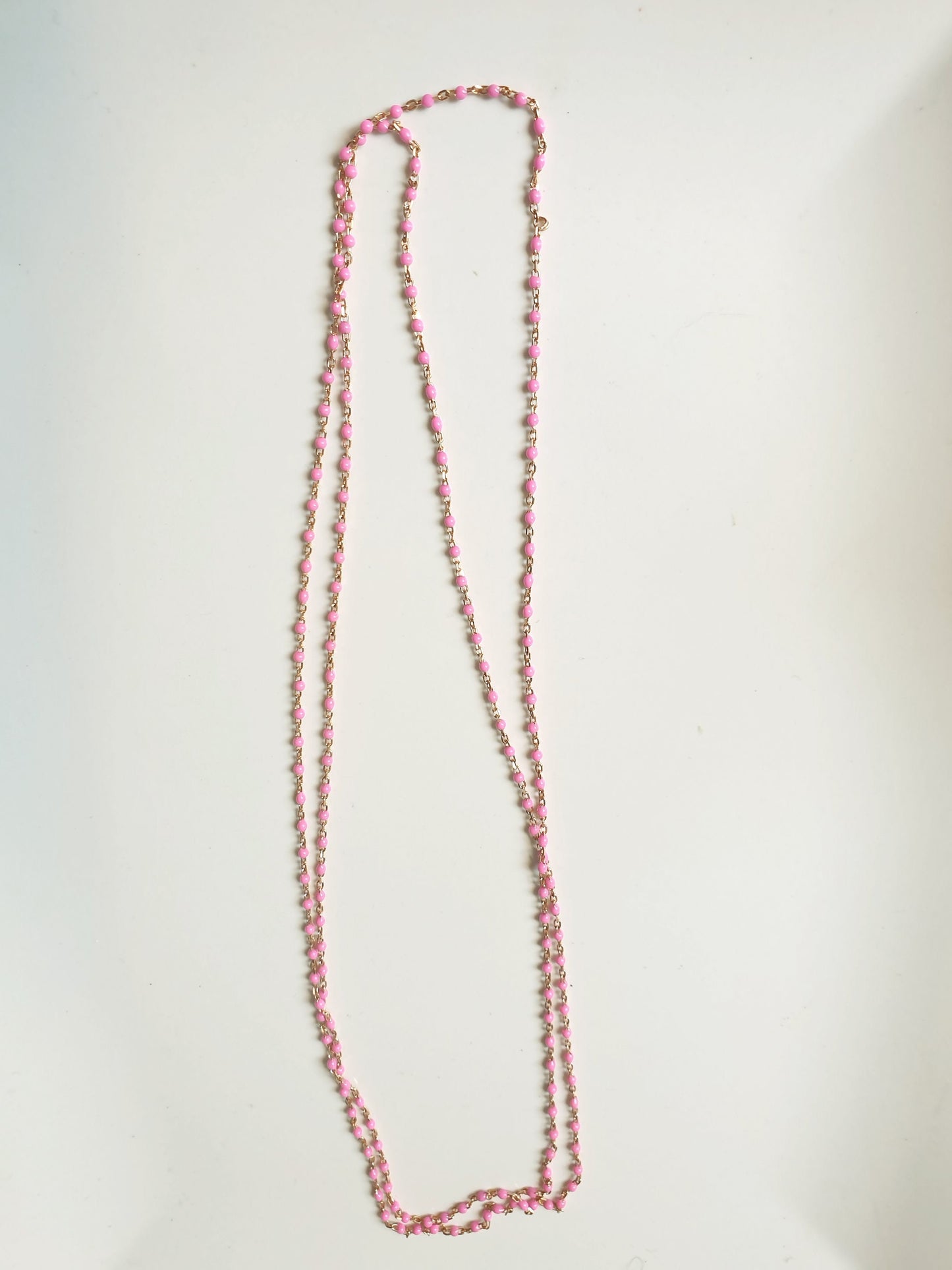 Lunga collana in argento con smalti.