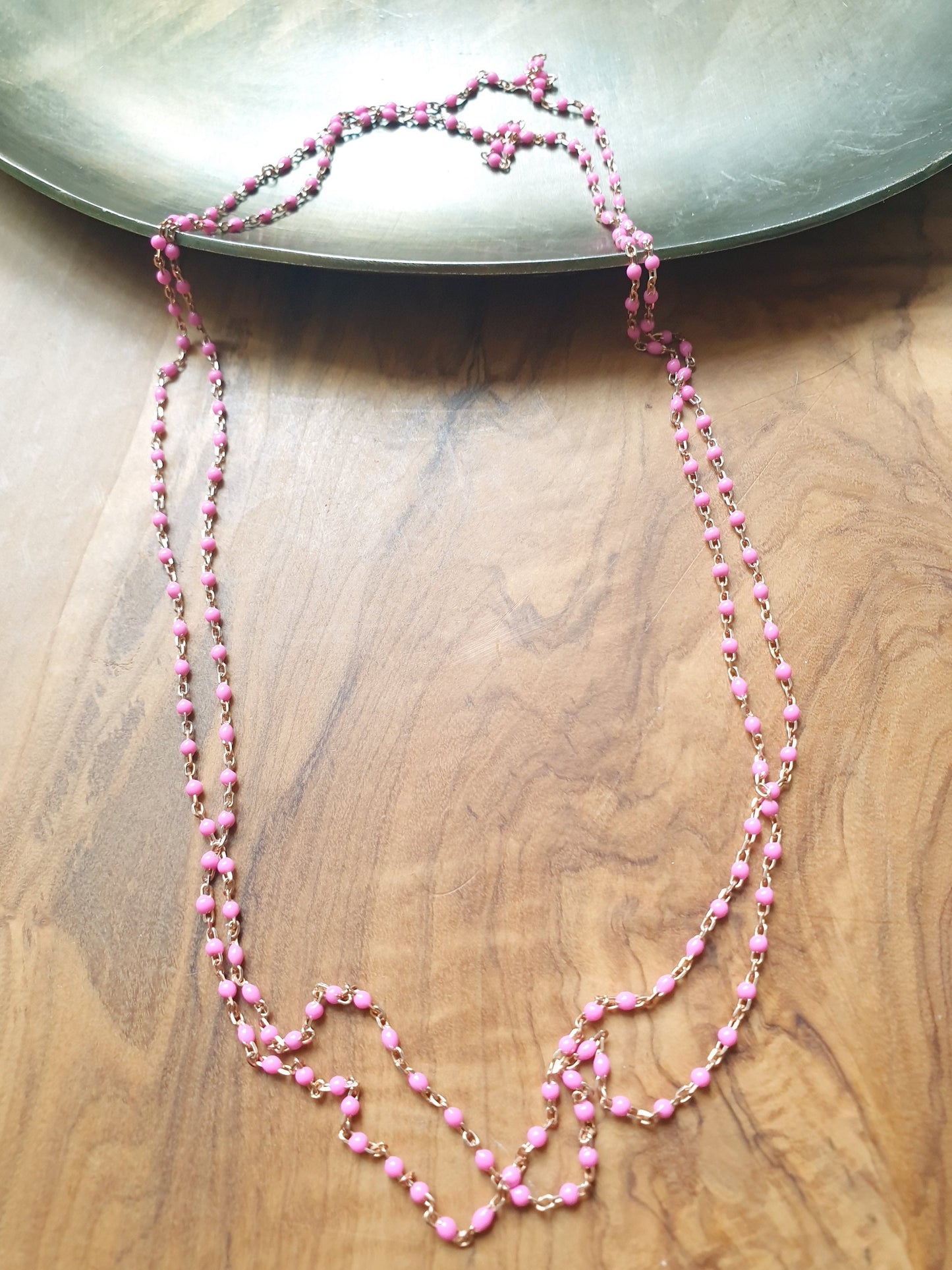 Lunga collana in argento con smalti.