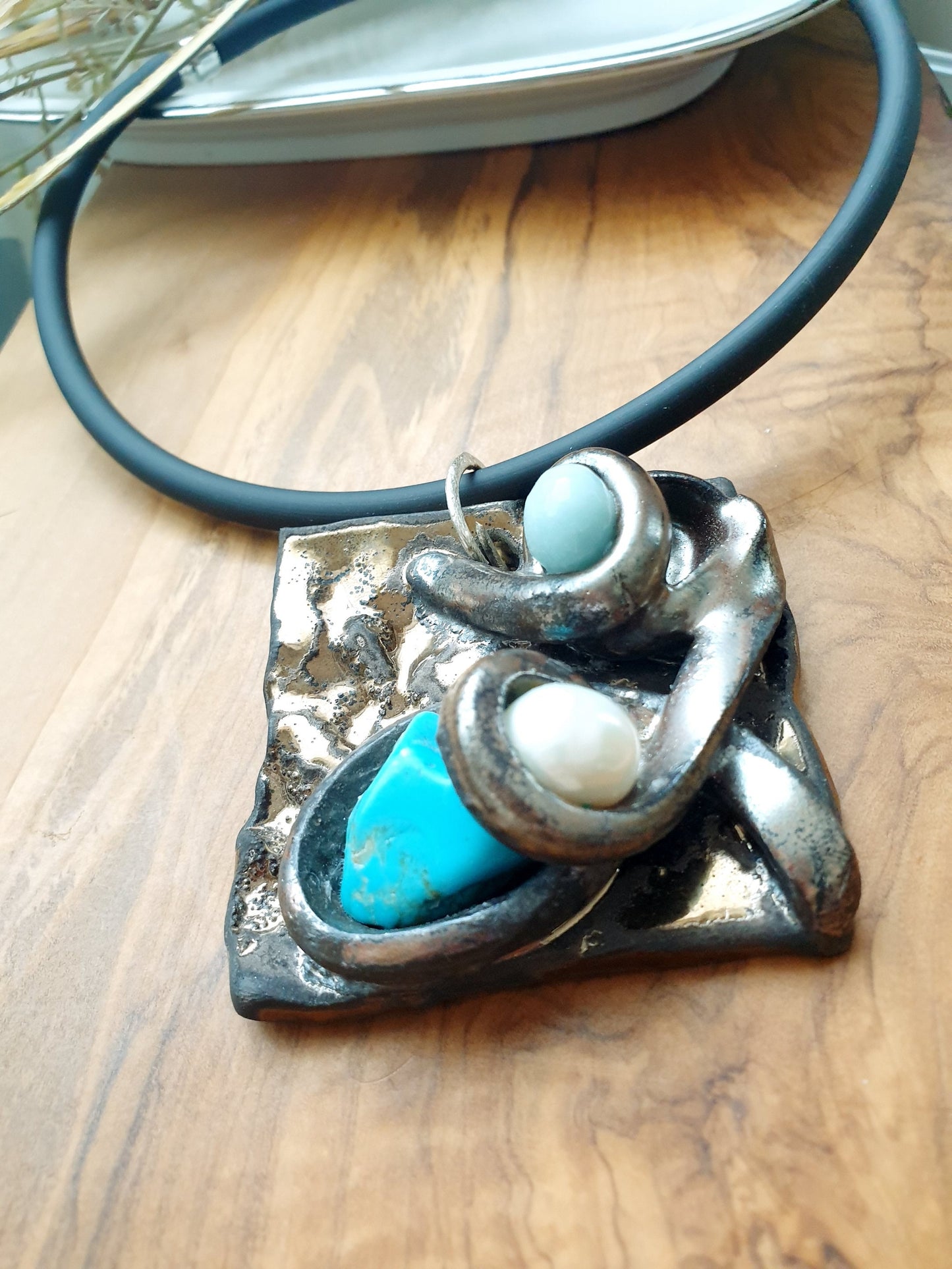 Halskette aus Raku-Keramik mit Halbedelsteinen.