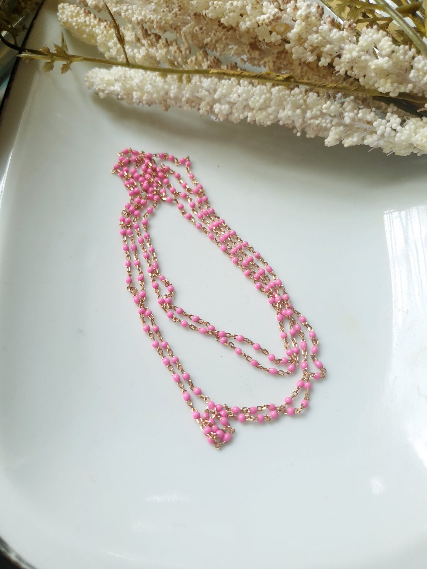 Lunga collana in argento con smalti.