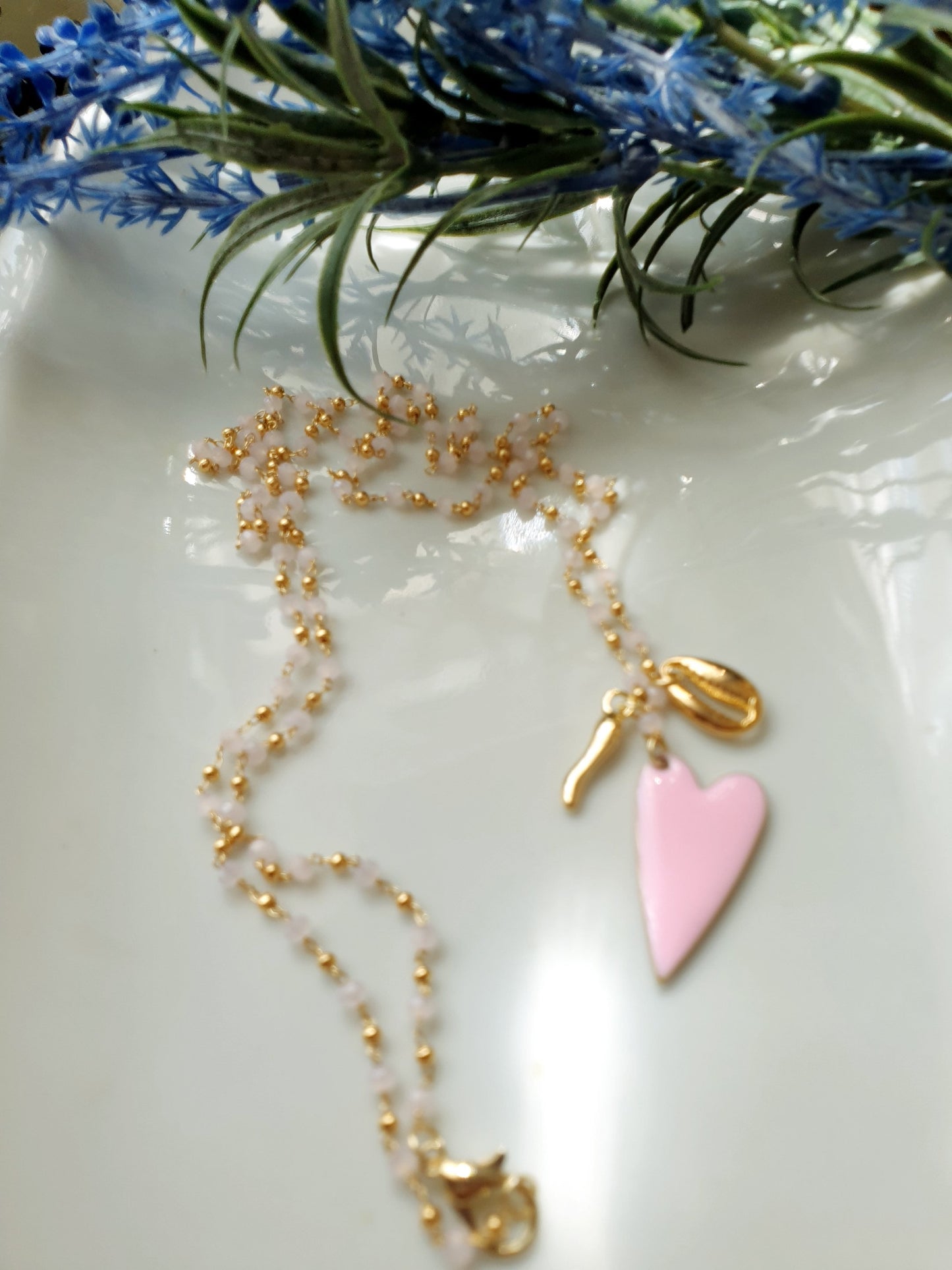 Lunga collana con perline, cuore, conchiglia, cornetto.