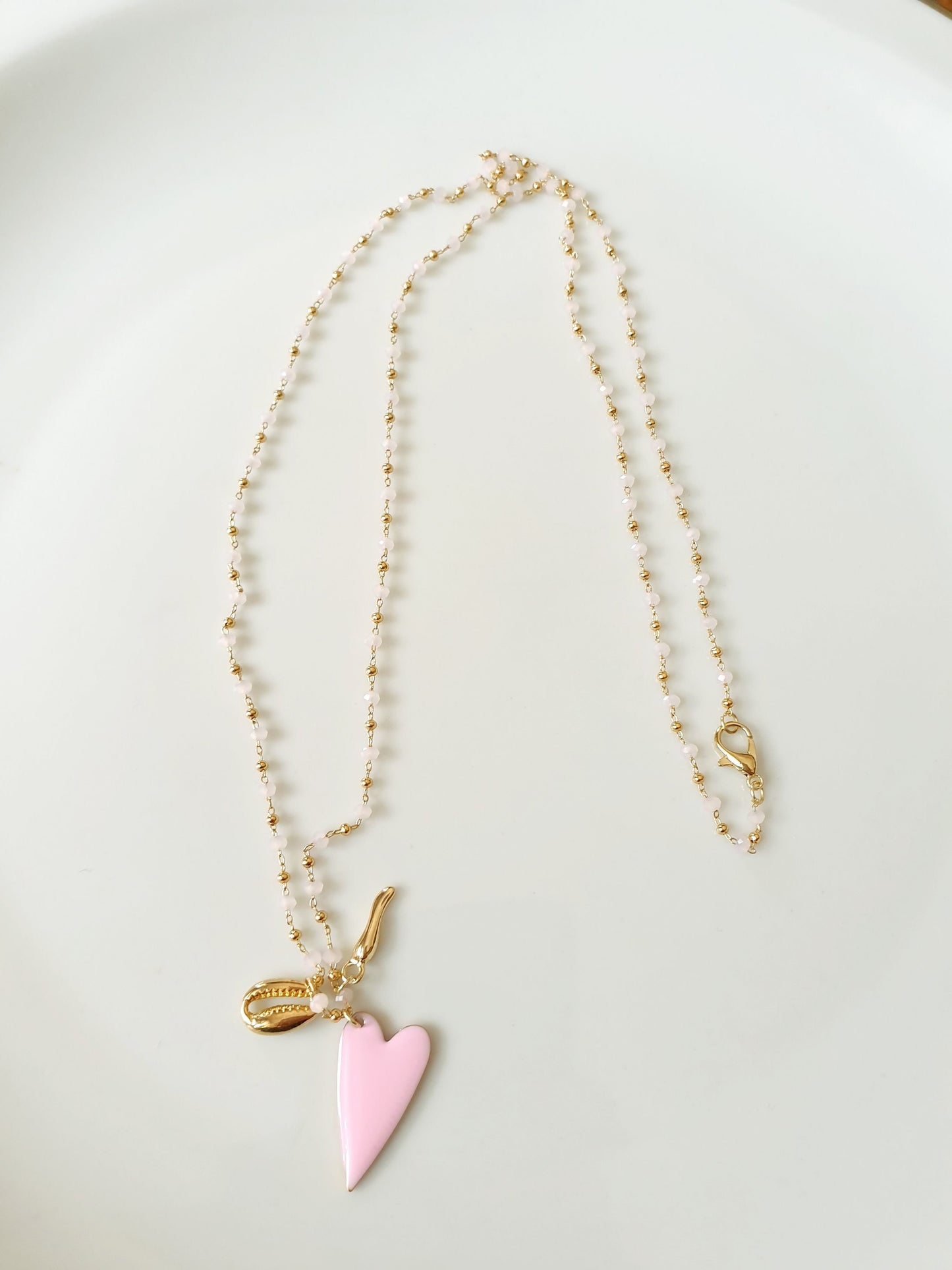 Lunga collana con perline, cuore, conchiglia, cornetto.