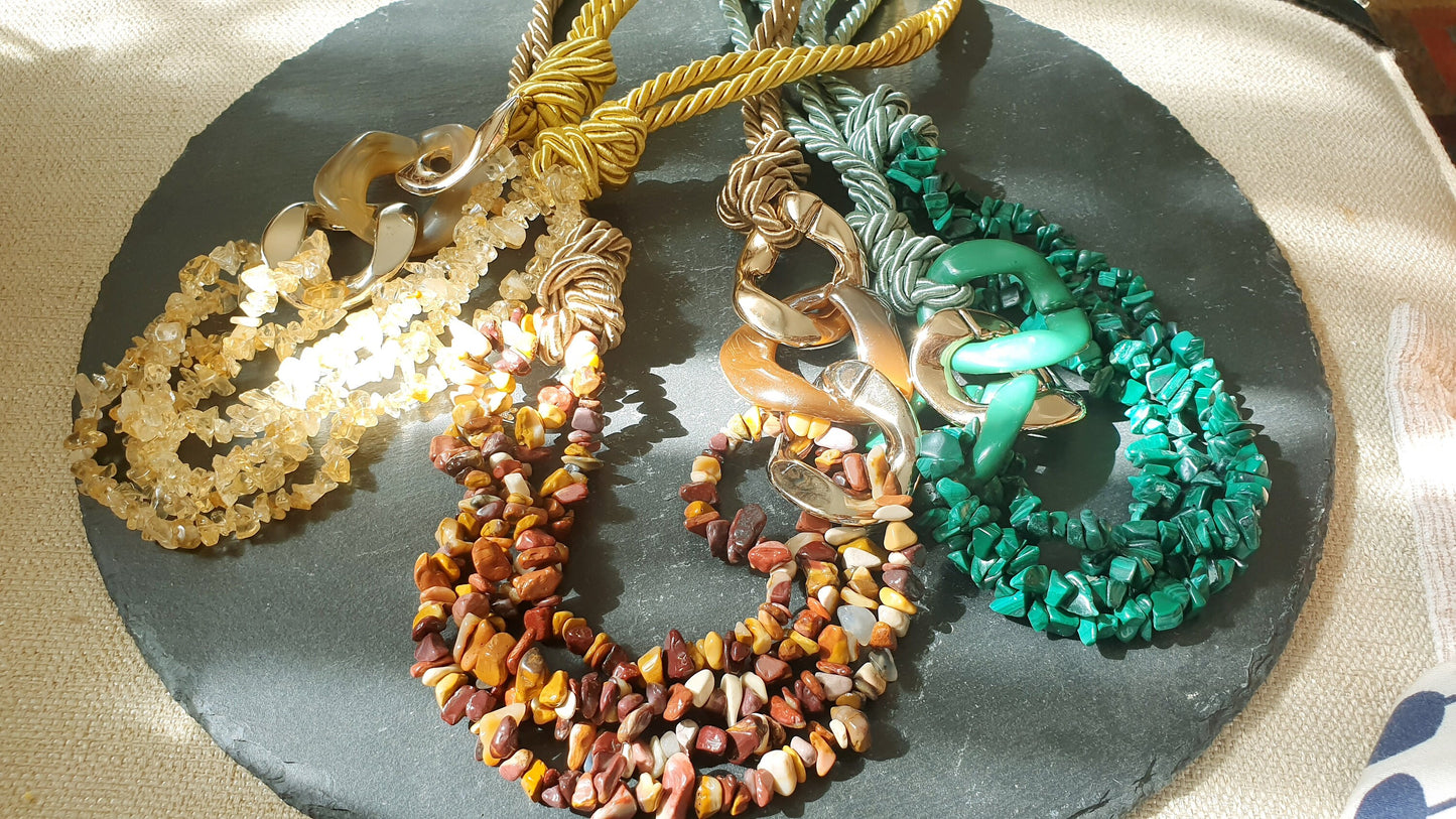 Seidenhalsketten mit Halbedelsteinen und Harz.