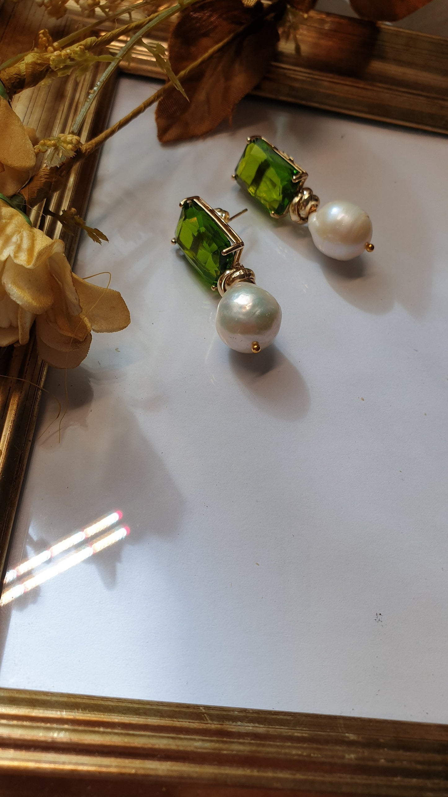 Ohrringe mit Kristallen und Barockperlen.