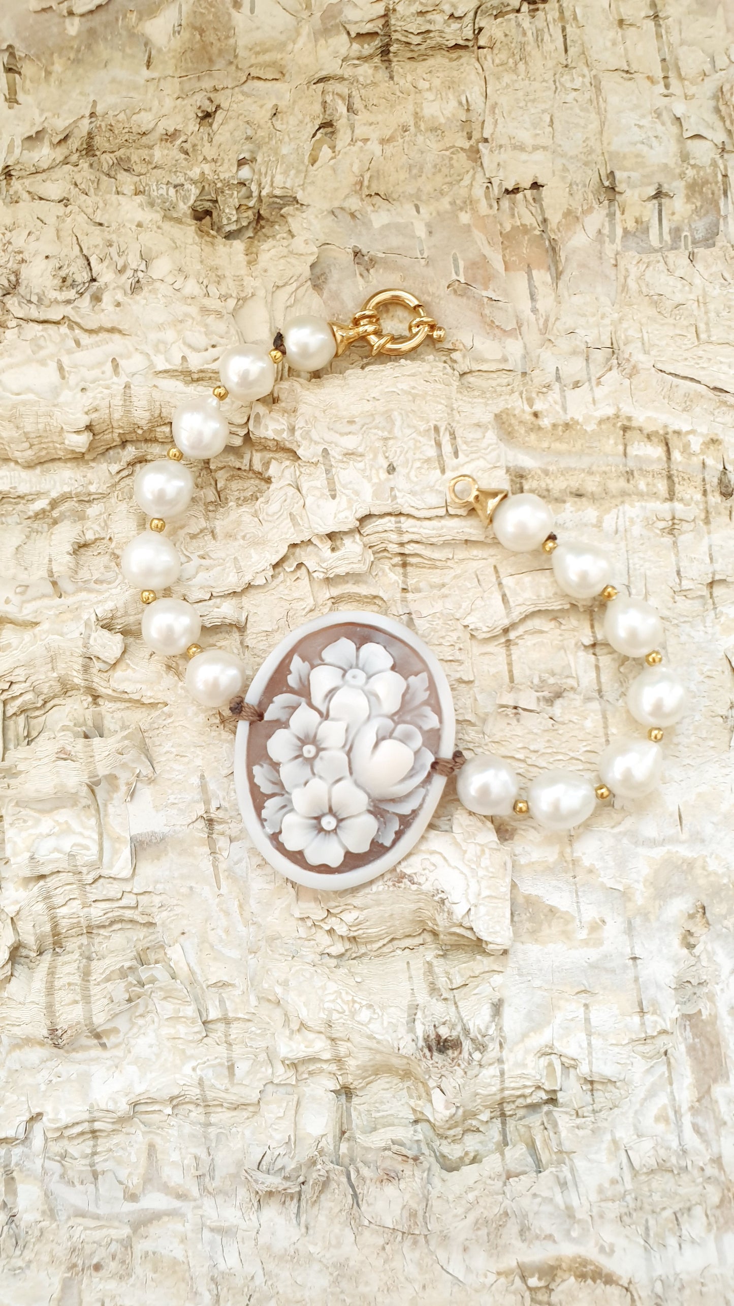Bracciale con cammeo e perle di fiume.