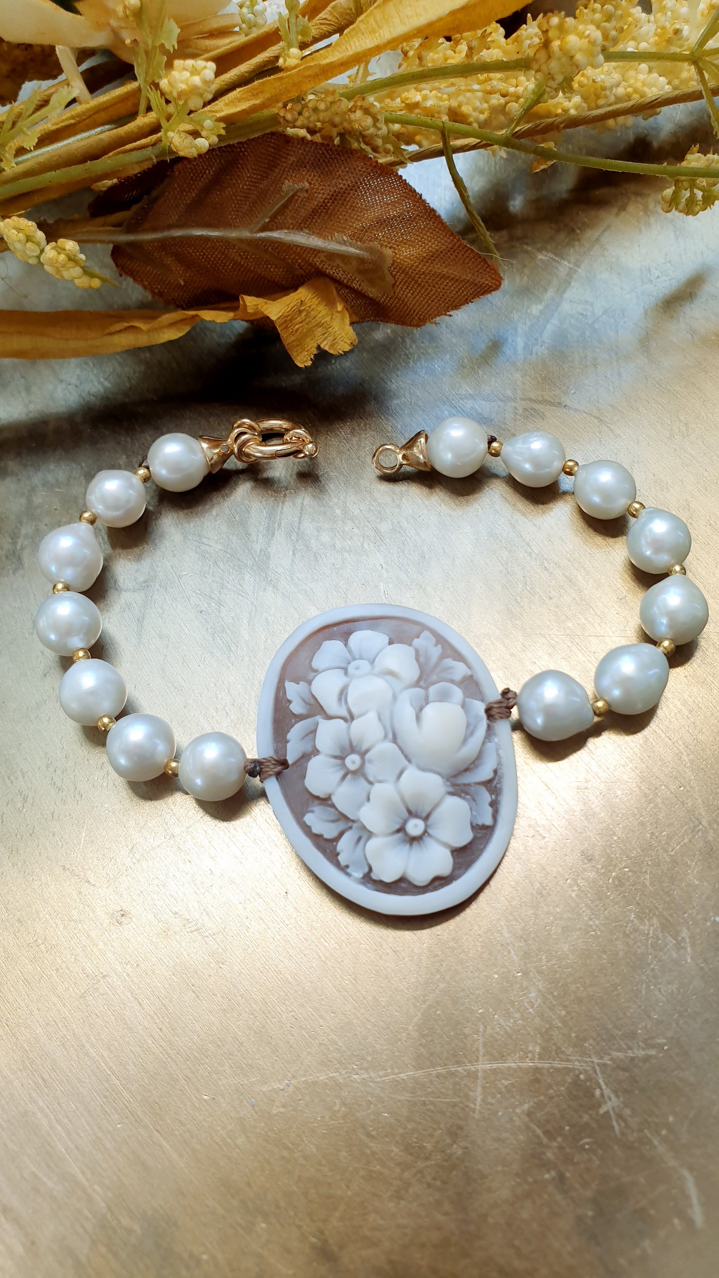 Bracciale con cammeo e perle di fiume.