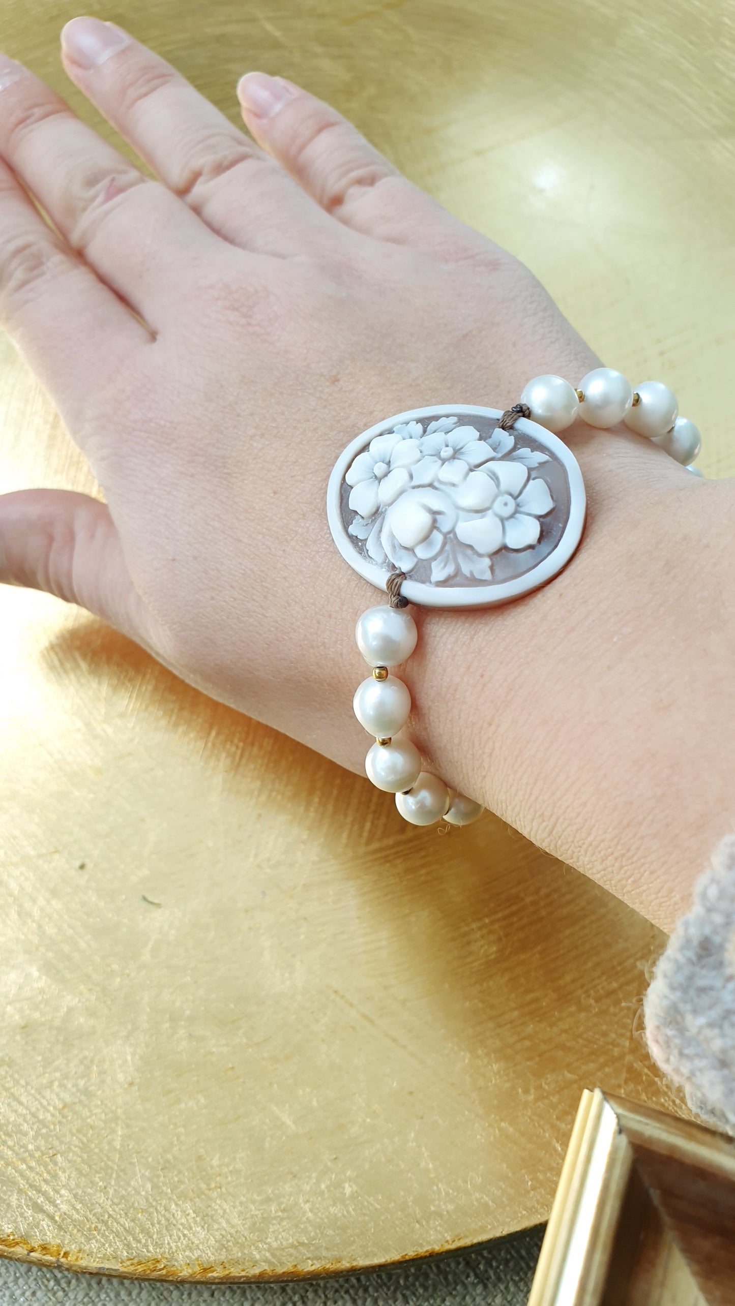 Bracciale con cammeo e perle di fiume.