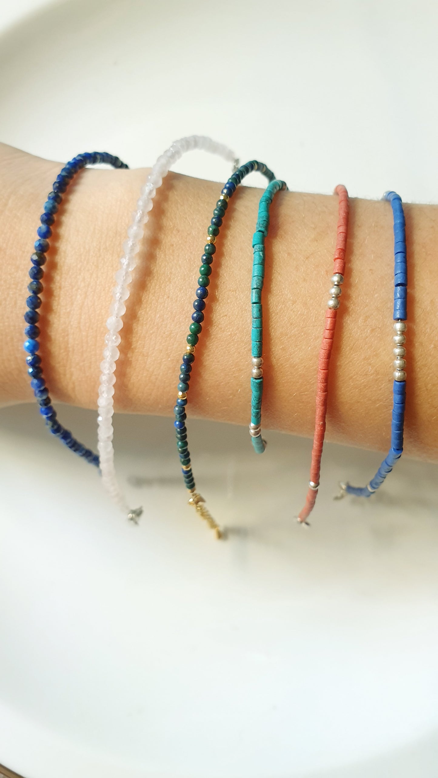 Bracciali in argento con pietre dure.