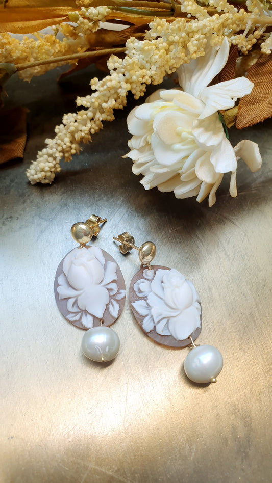 Orecchini in argento con cammei e perle
