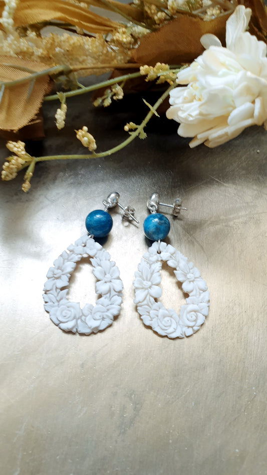 Orecchini in argento con gocce in cammeo e apatite