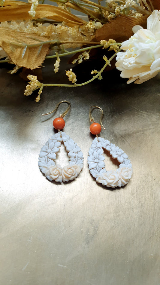 Orecchini in argento con cammei e corallo.