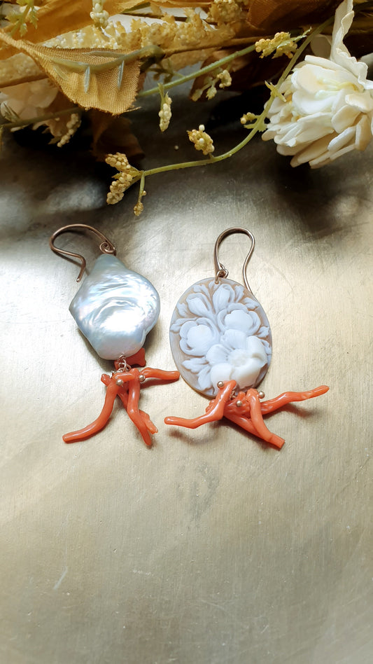 Orecchini in argento con cammeo, perla barocca e corallo