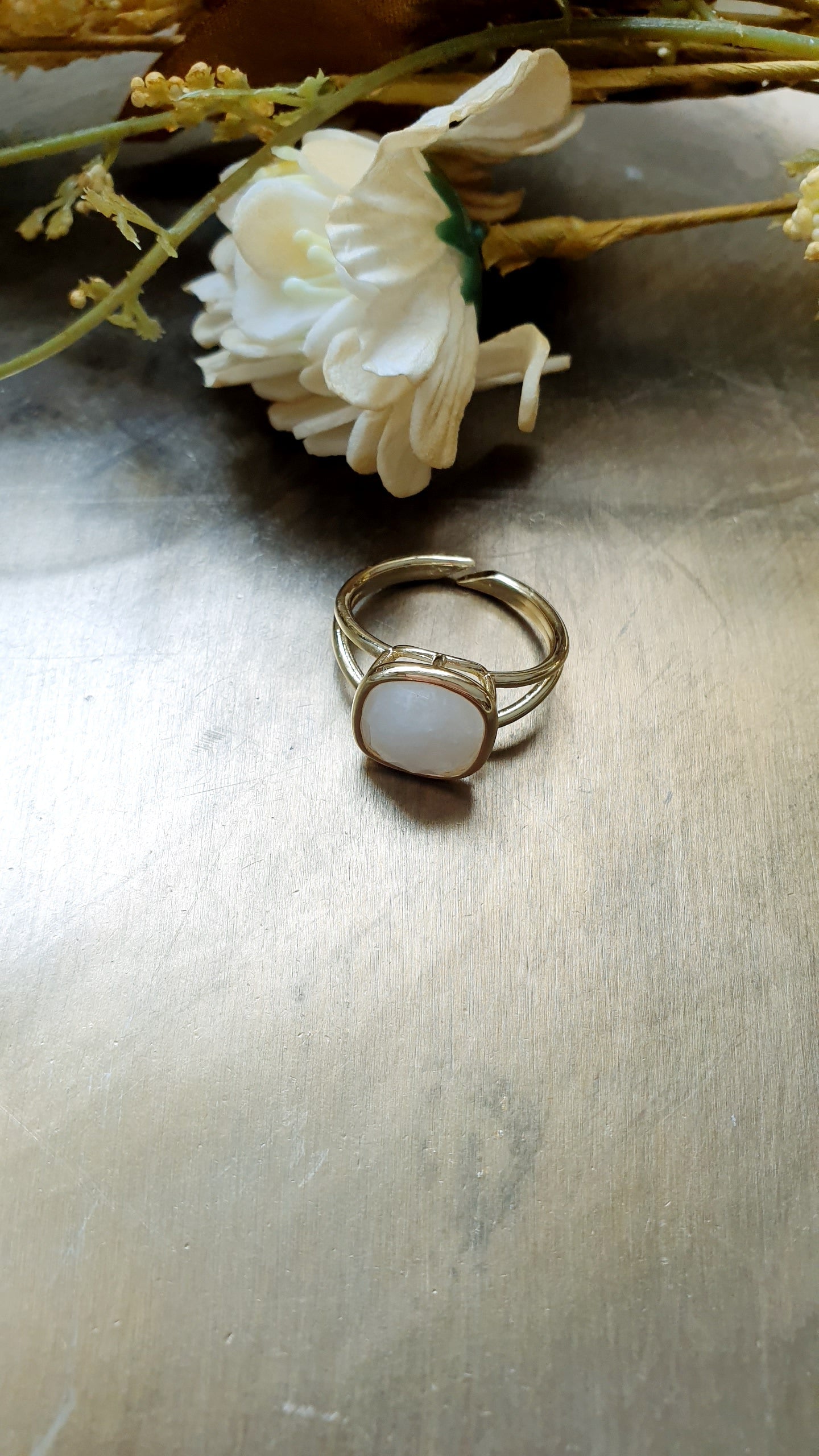 Anello regolabile con pietra di luna